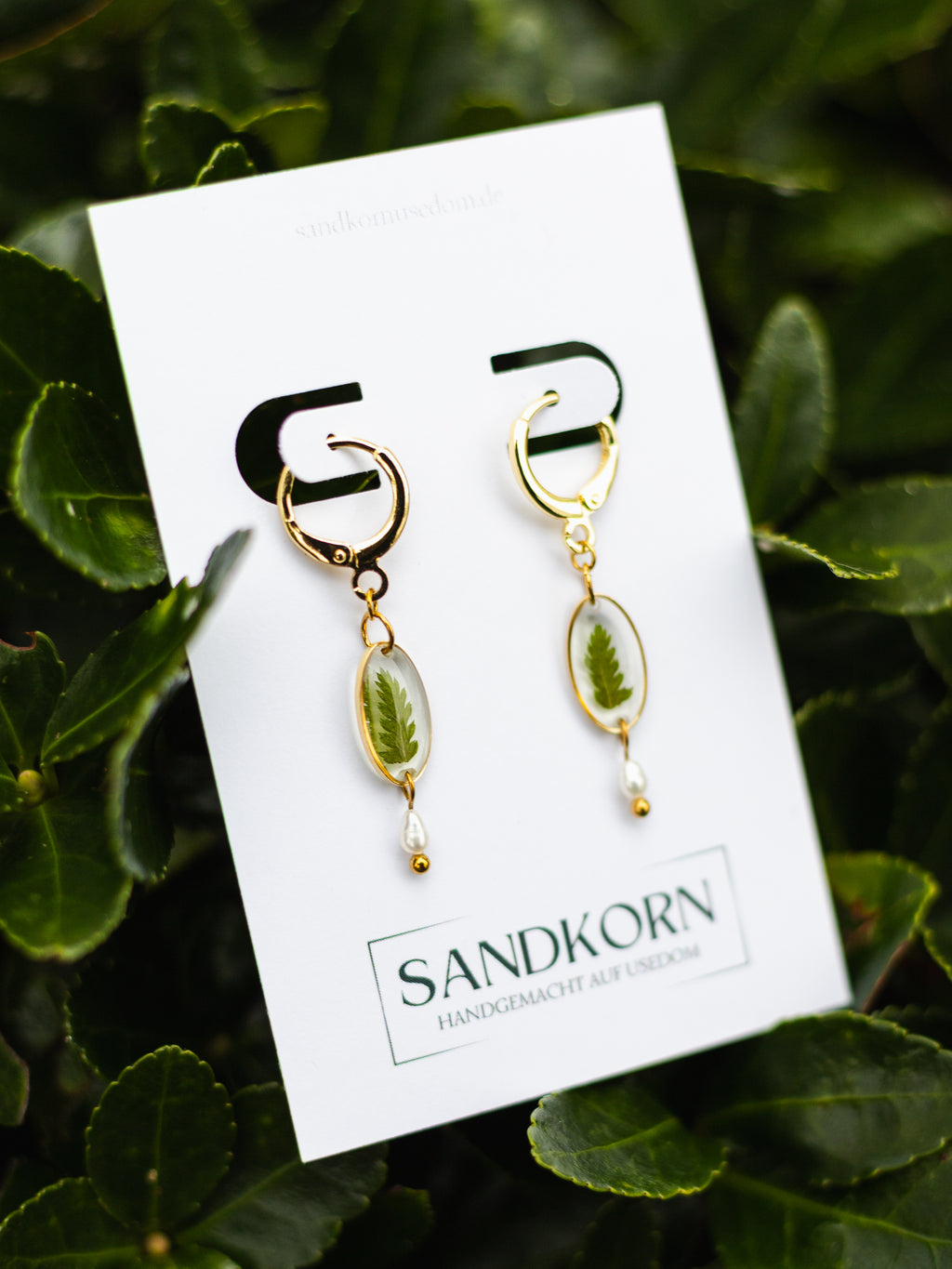 Ohrringe mit Farn und Süßwasserperlen