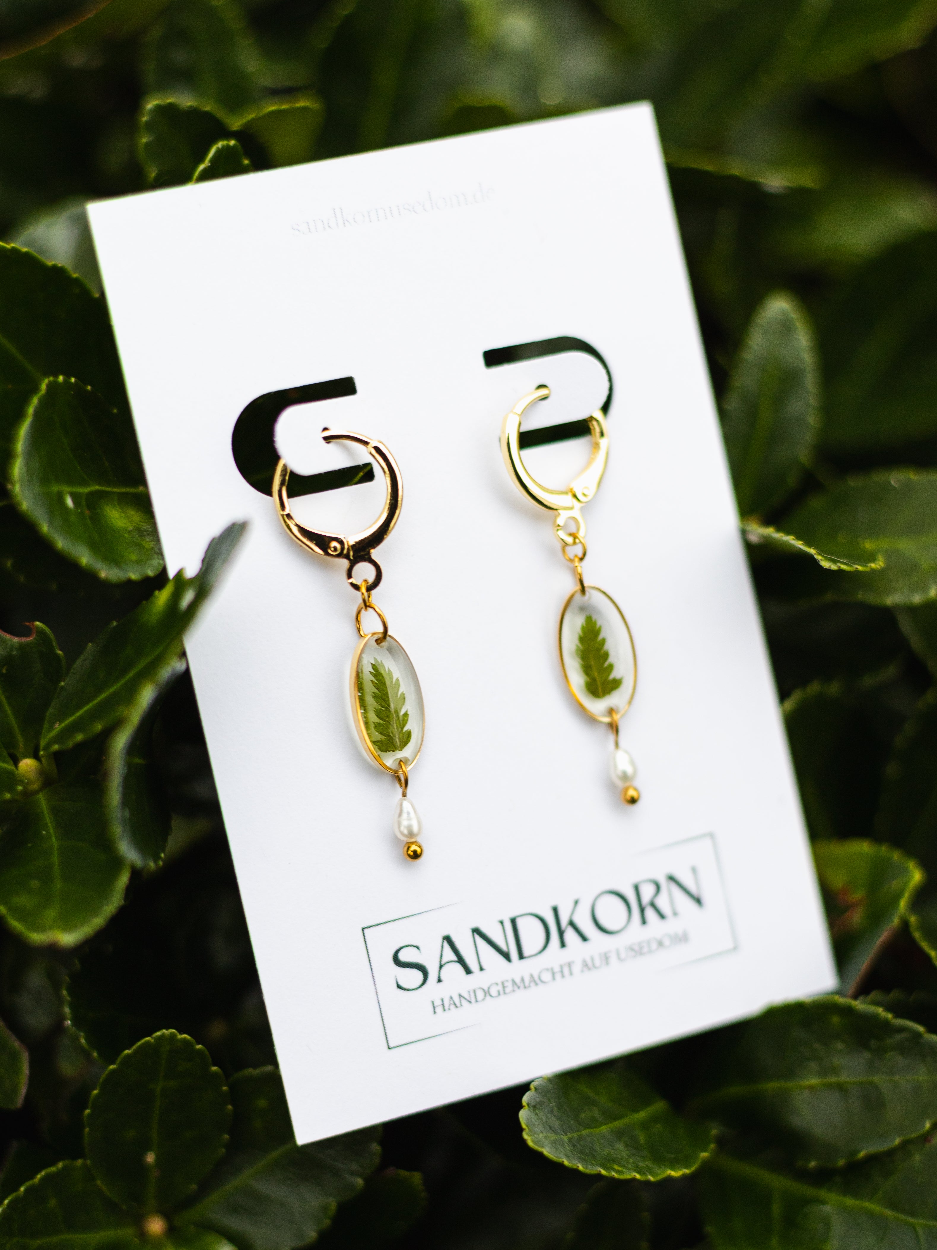Ohrringe mit Farn und Süßwasserperlen