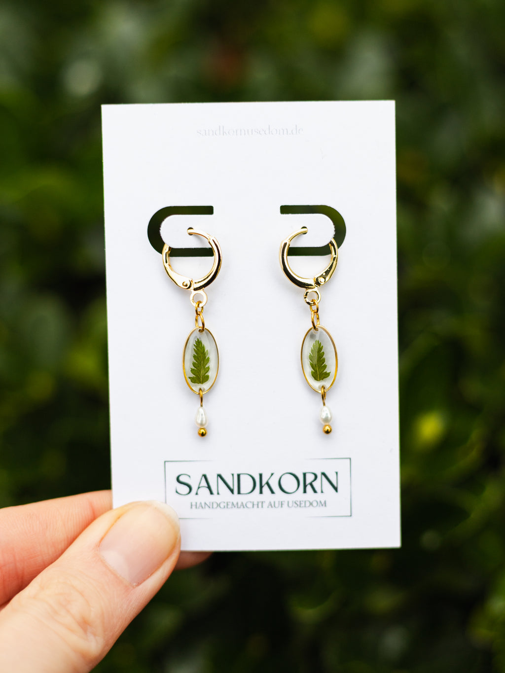 Ohrringe mit Farn und Süßwasserperlen