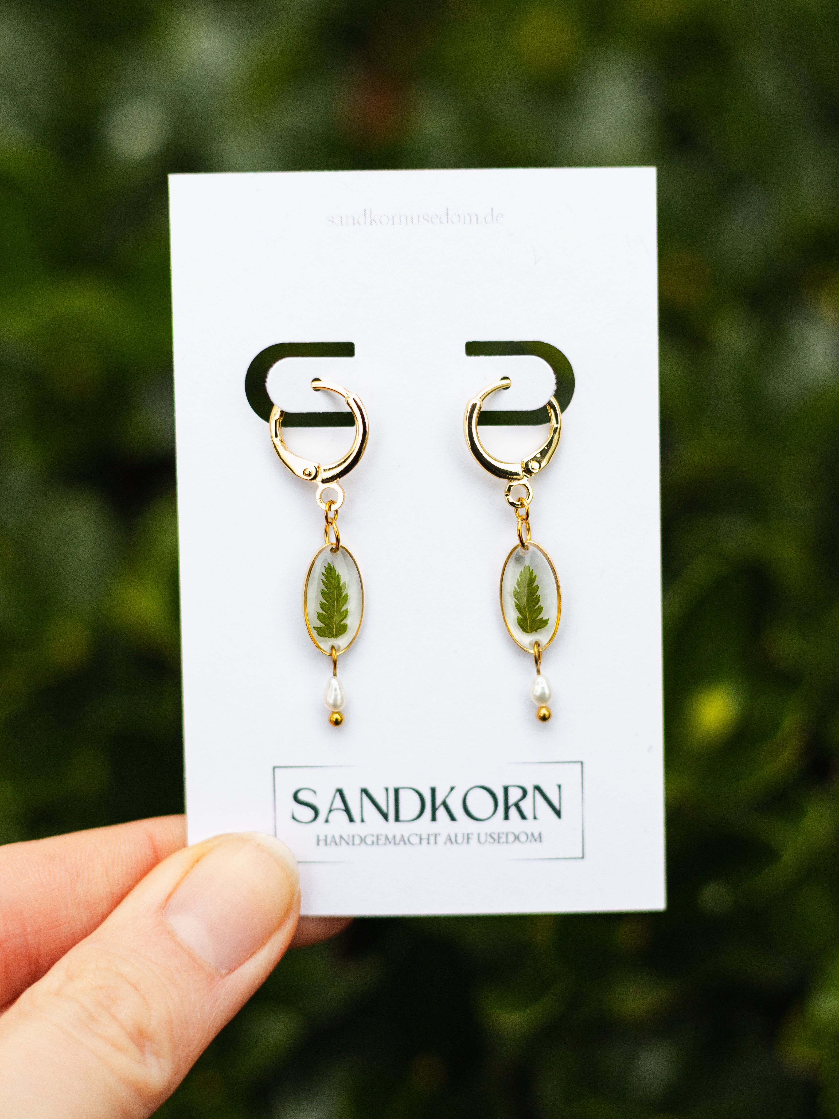 Ohrringe mit Farn und Süßwasserperlen
