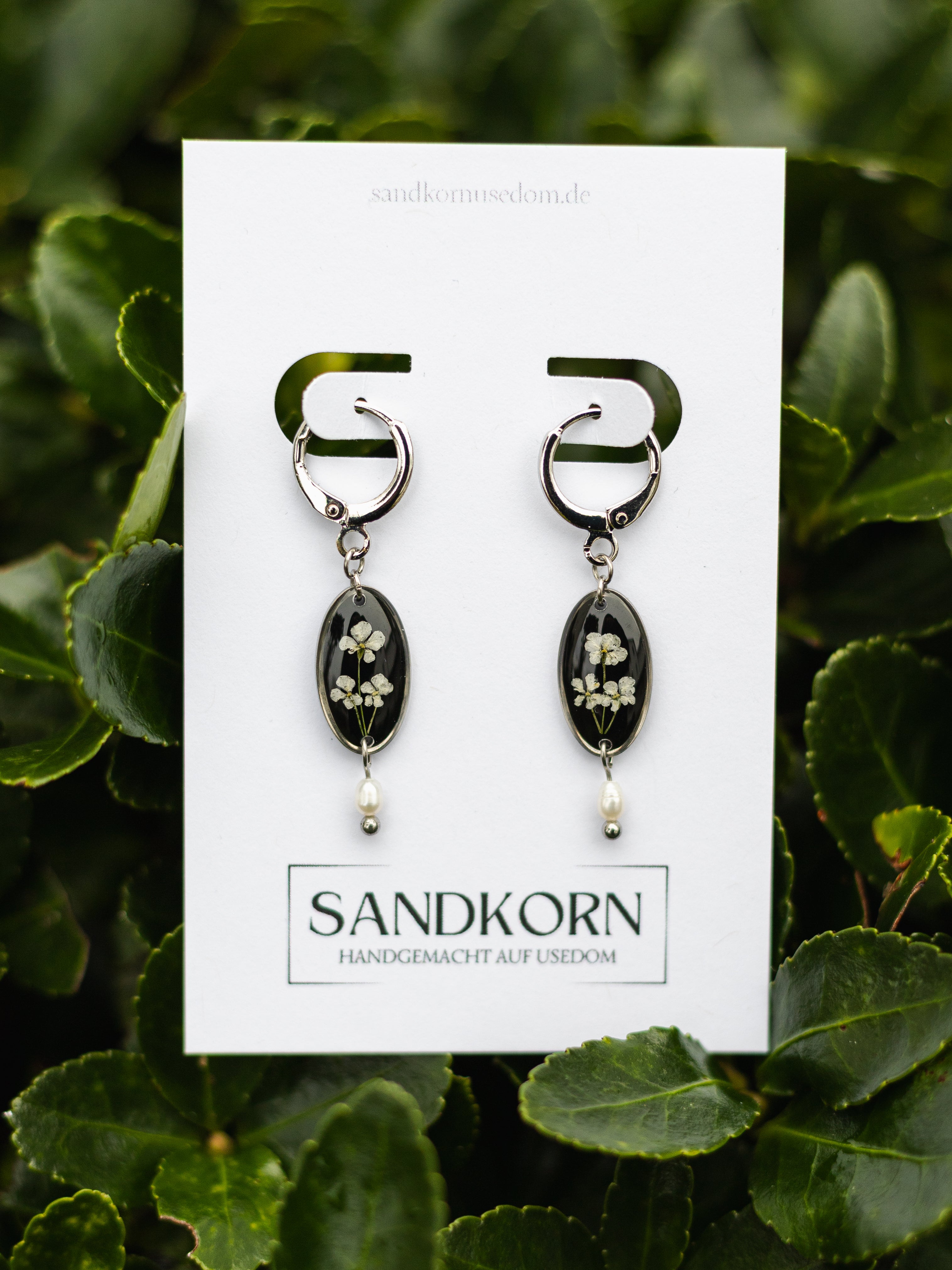 Schwarze Ohrringe mit echten Blüten und Süßwasserperlen | Usedom Schmuck | Naturschmuck | Ohrringe mit Blumen
