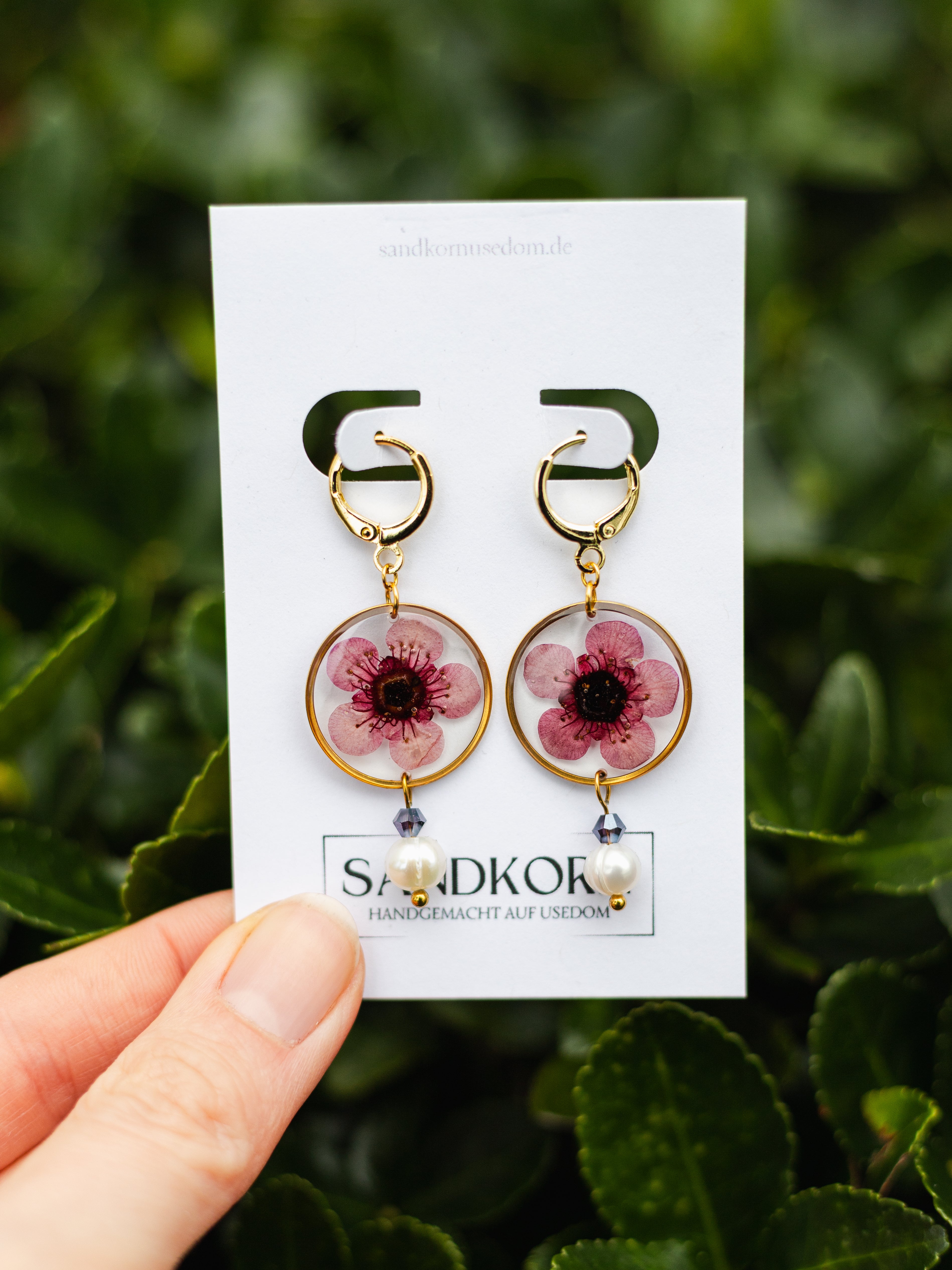 Kolczyki z kwiatami manuka i perłami słodkowodnymi