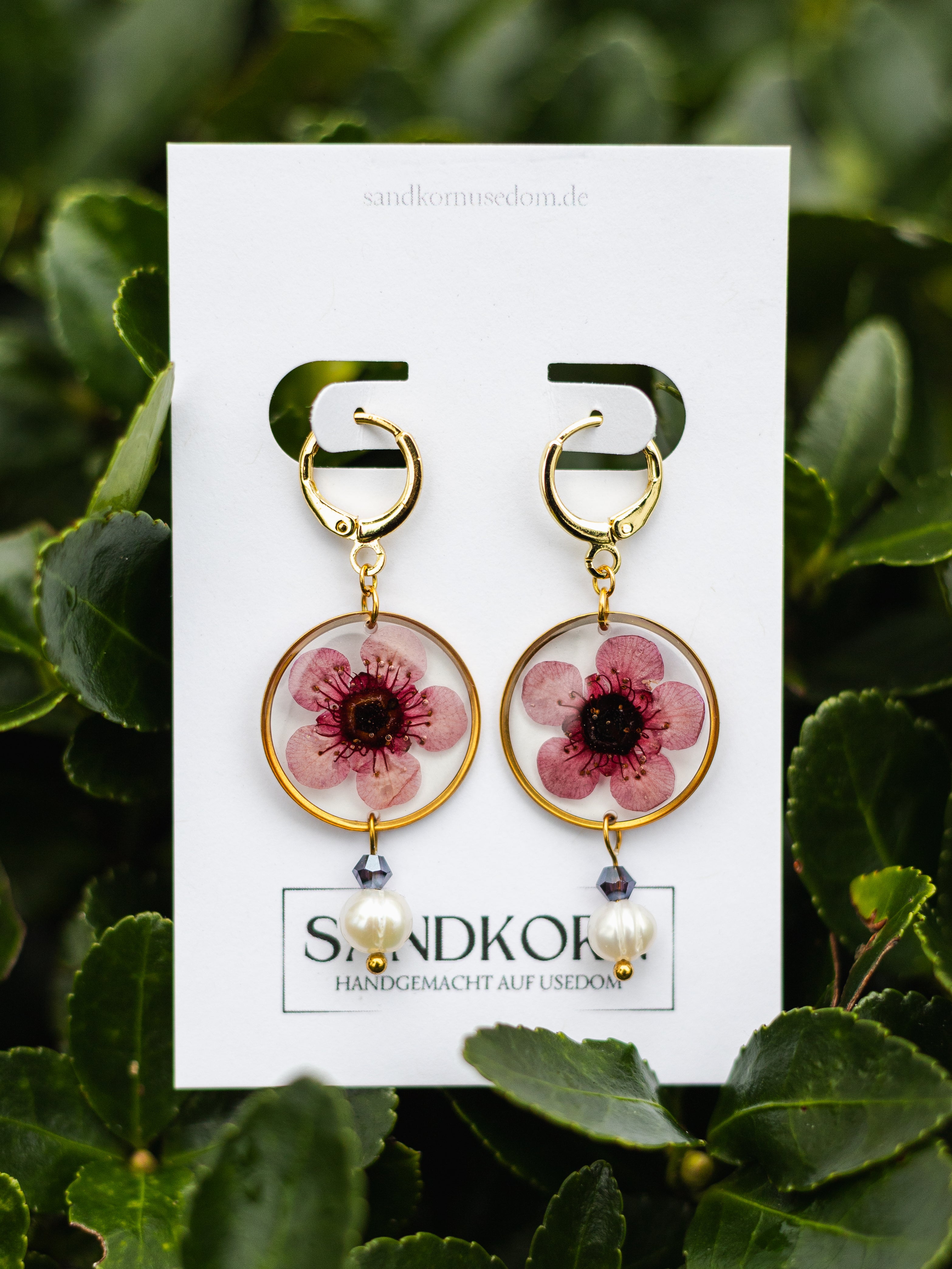 Kolczyki z kwiatami manuka i perłami słodkowodnymi