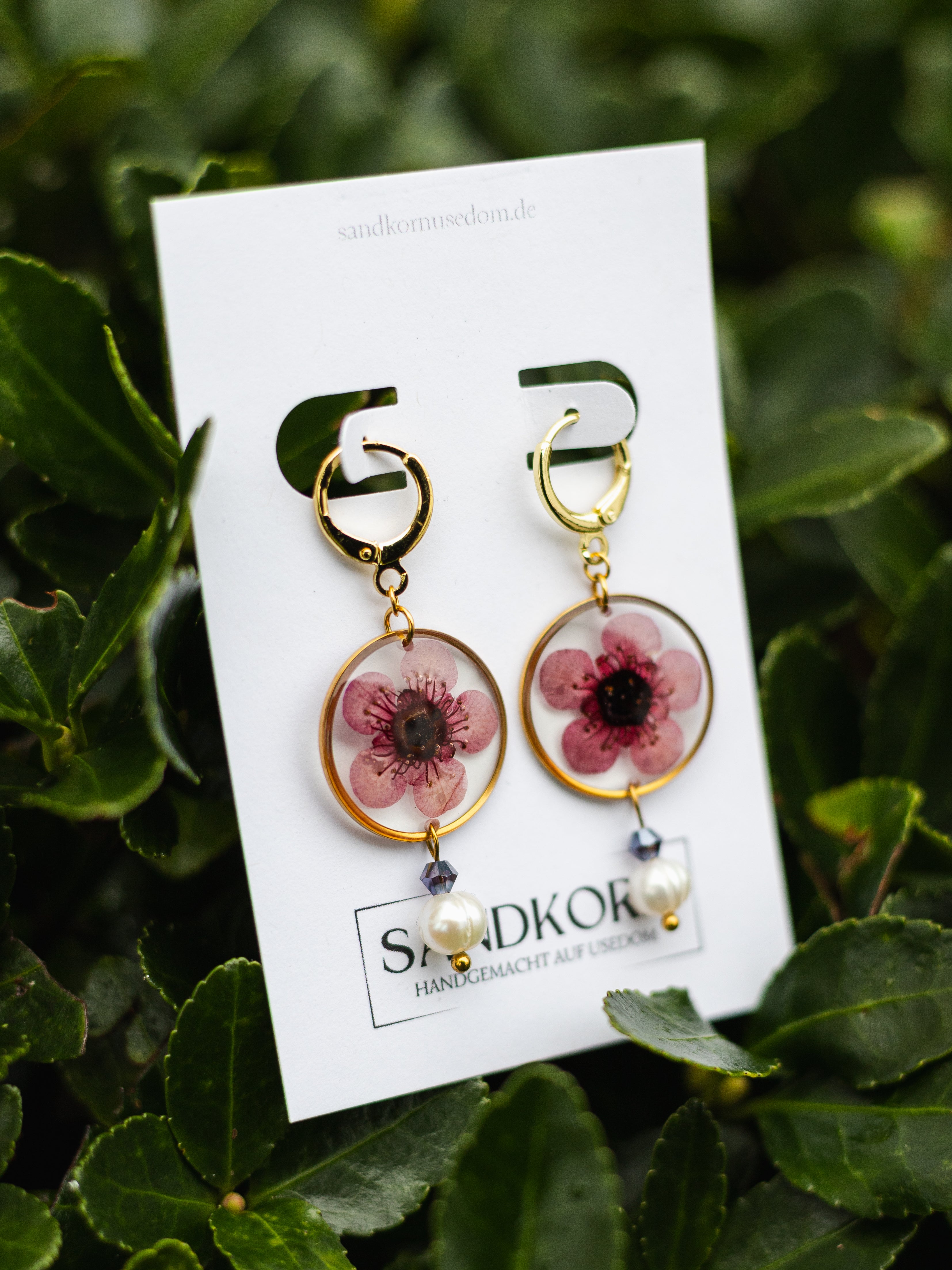 Kolczyki z kwiatami manuka i perłami słodkowodnymi