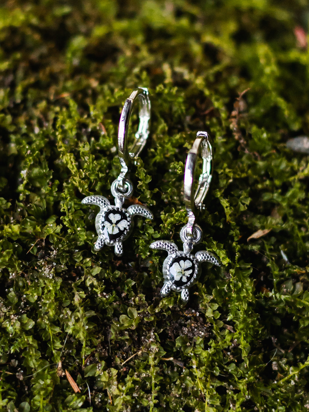 Ohrringe mit Schildkröten und echten Blüten | Usedom Schmuck | Schmuck mit echten Blumen