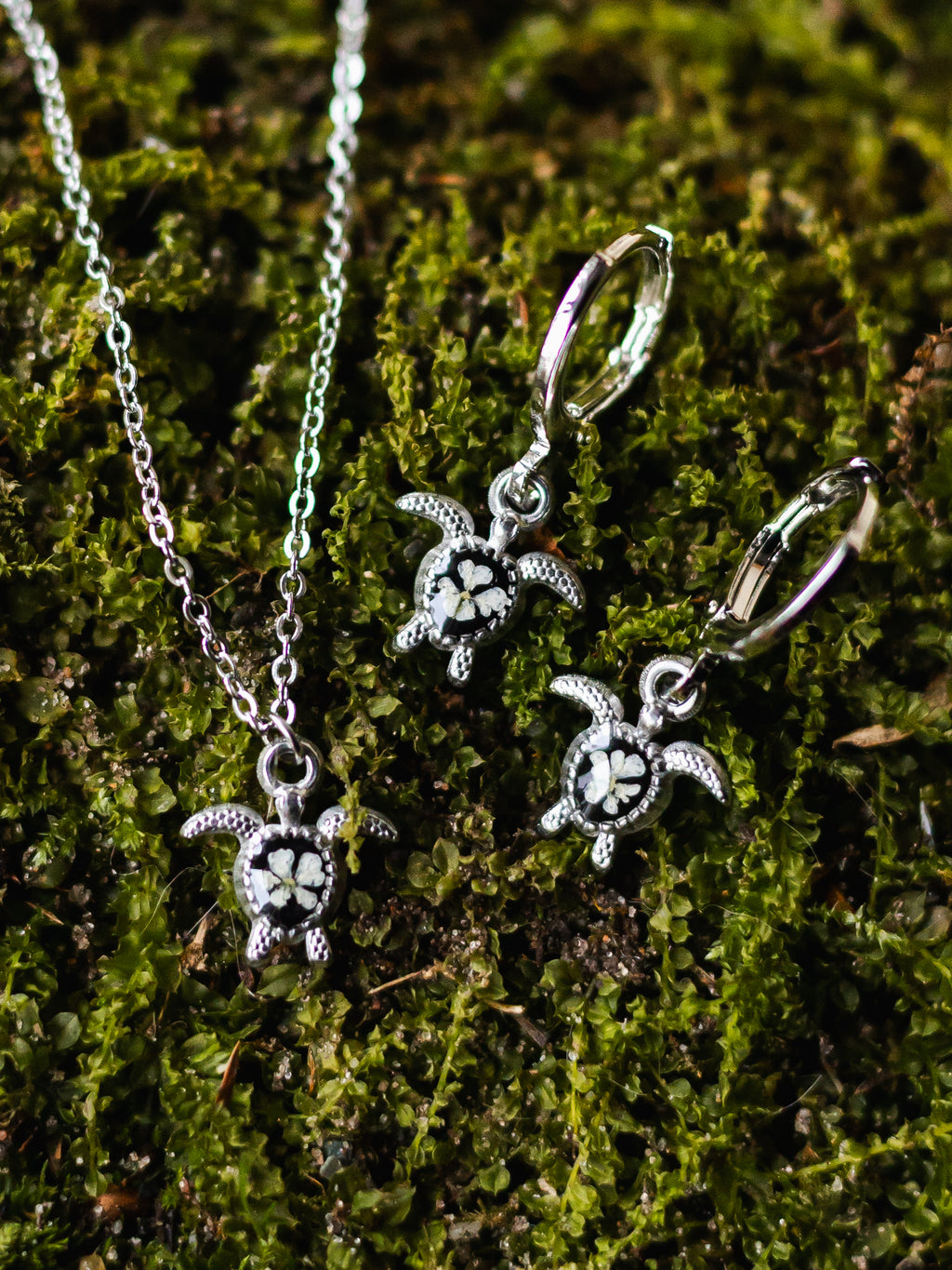 Halskette mit Schildkröte und Wilder Möhre