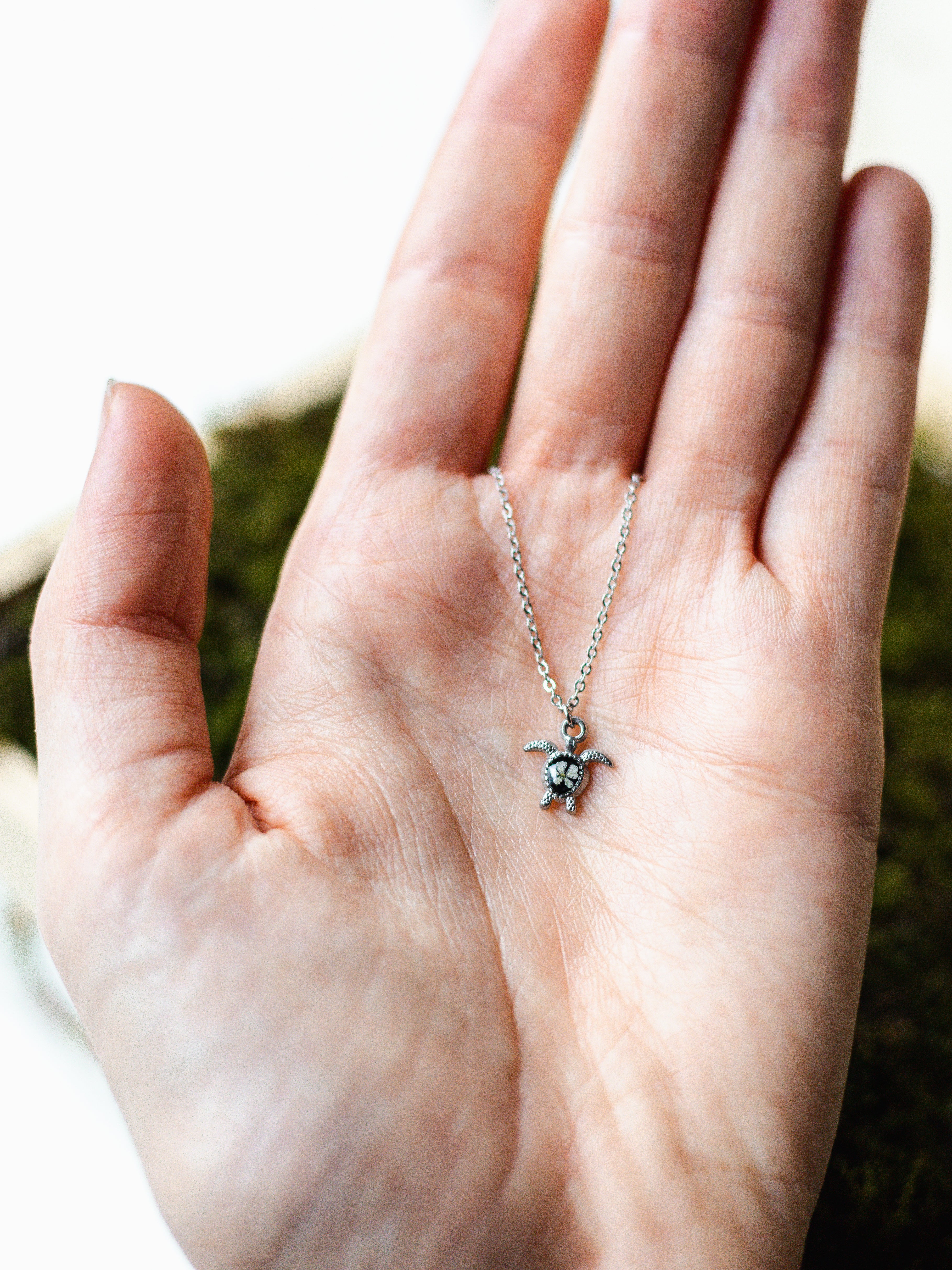 Halskette mit Schildkröte und Wilder Möhre