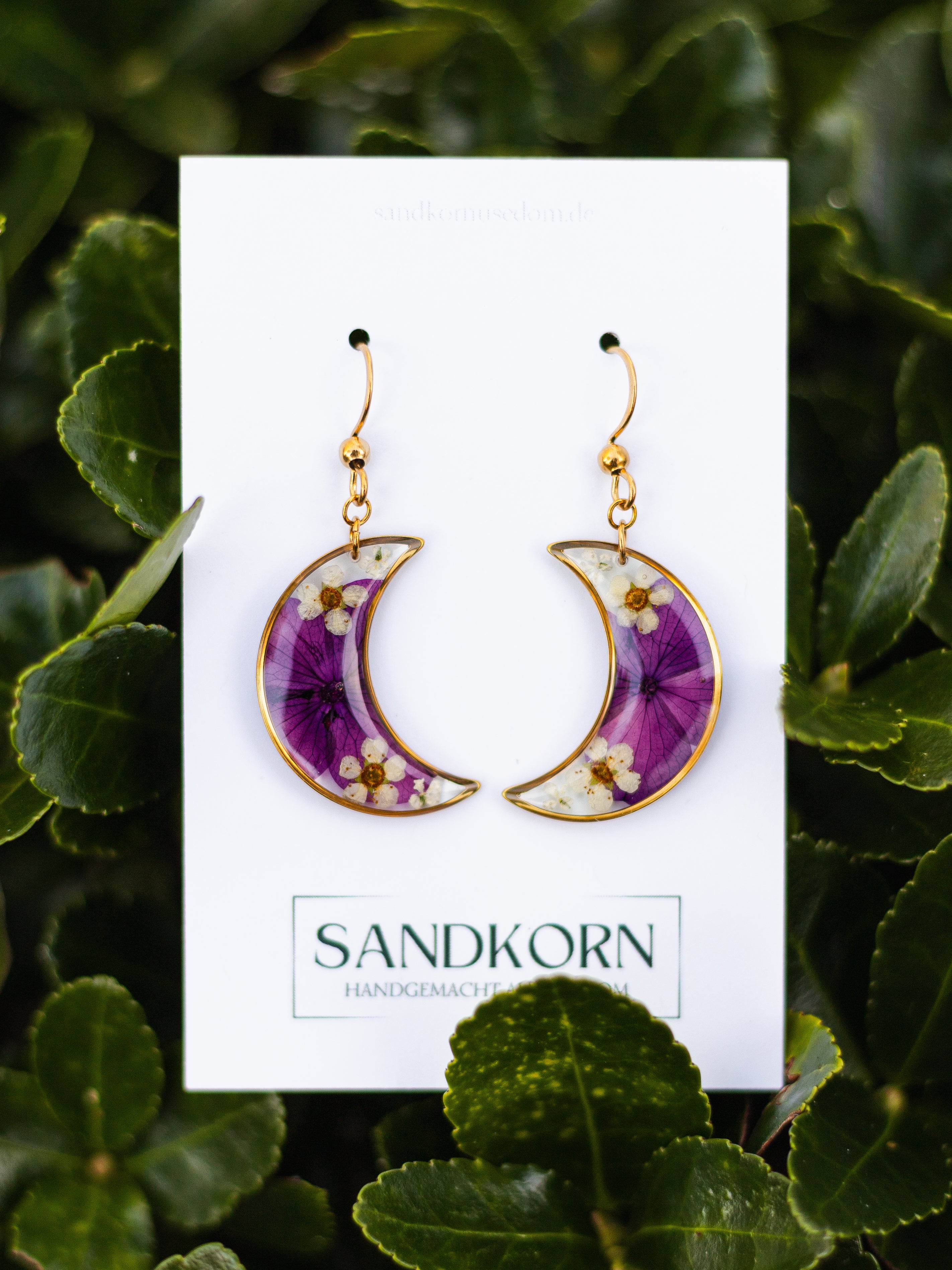 Kolczyki w kształcie księżyca z hortensją, tawułą i dziką marchewką