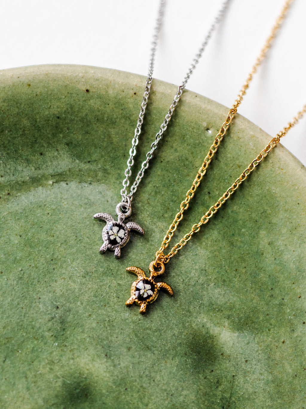 Naszyjnik z żółwiem i dziką marchewką