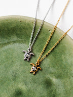 Naszyjnik z żółwiem i dziką marchewką