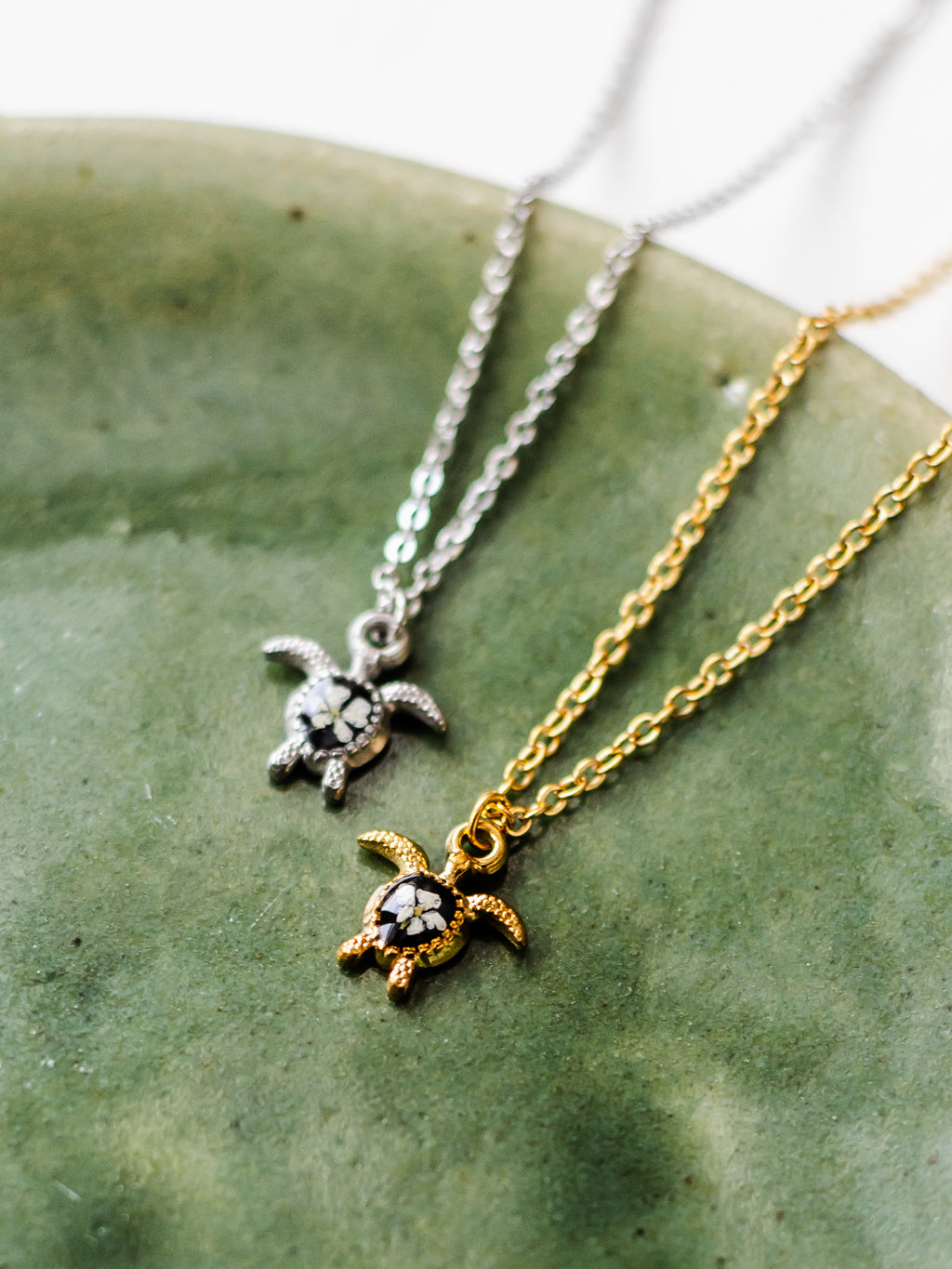 Naszyjnik z żółwiem i dziką marchewką