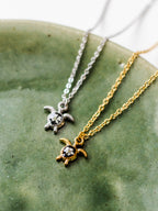 Naszyjnik z żółwiem i dziką marchewką