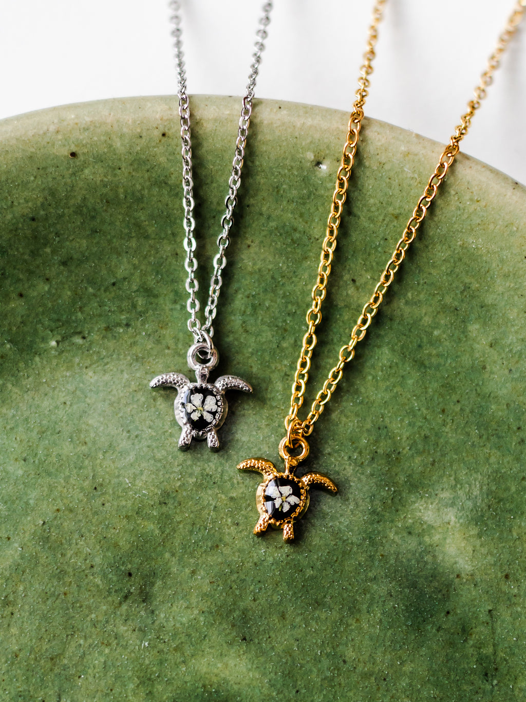 Naszyjnik z żółwiem i dziką marchewką