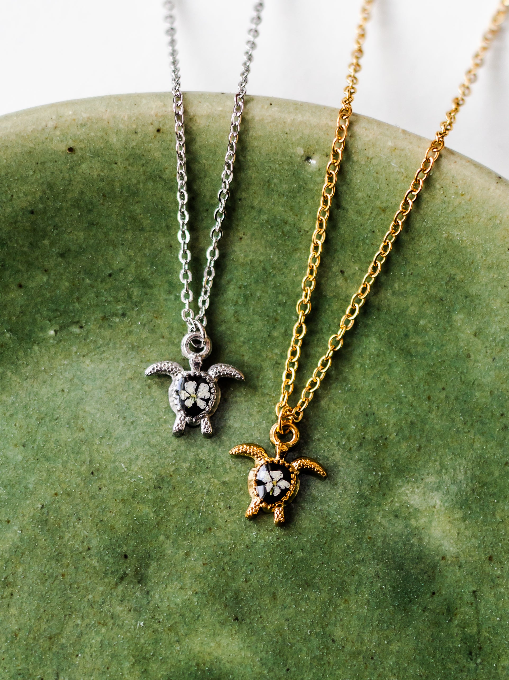 Naszyjnik z żółwiem i dziką marchewką