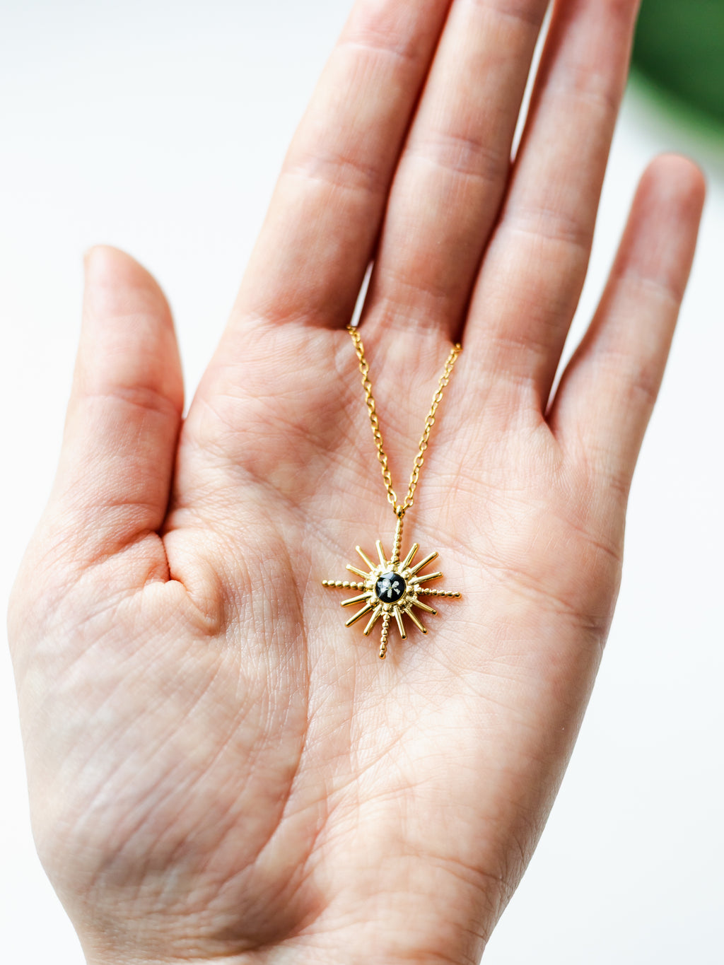 Naszyjnik z żółwiem i dziką marchewką