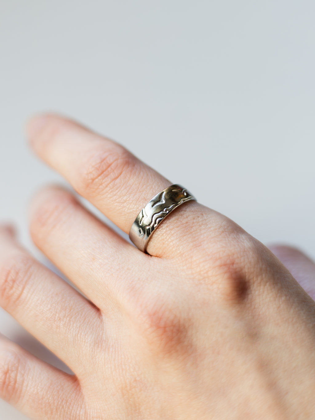 Obrotowy pierścień z księżycem i gwiazdami