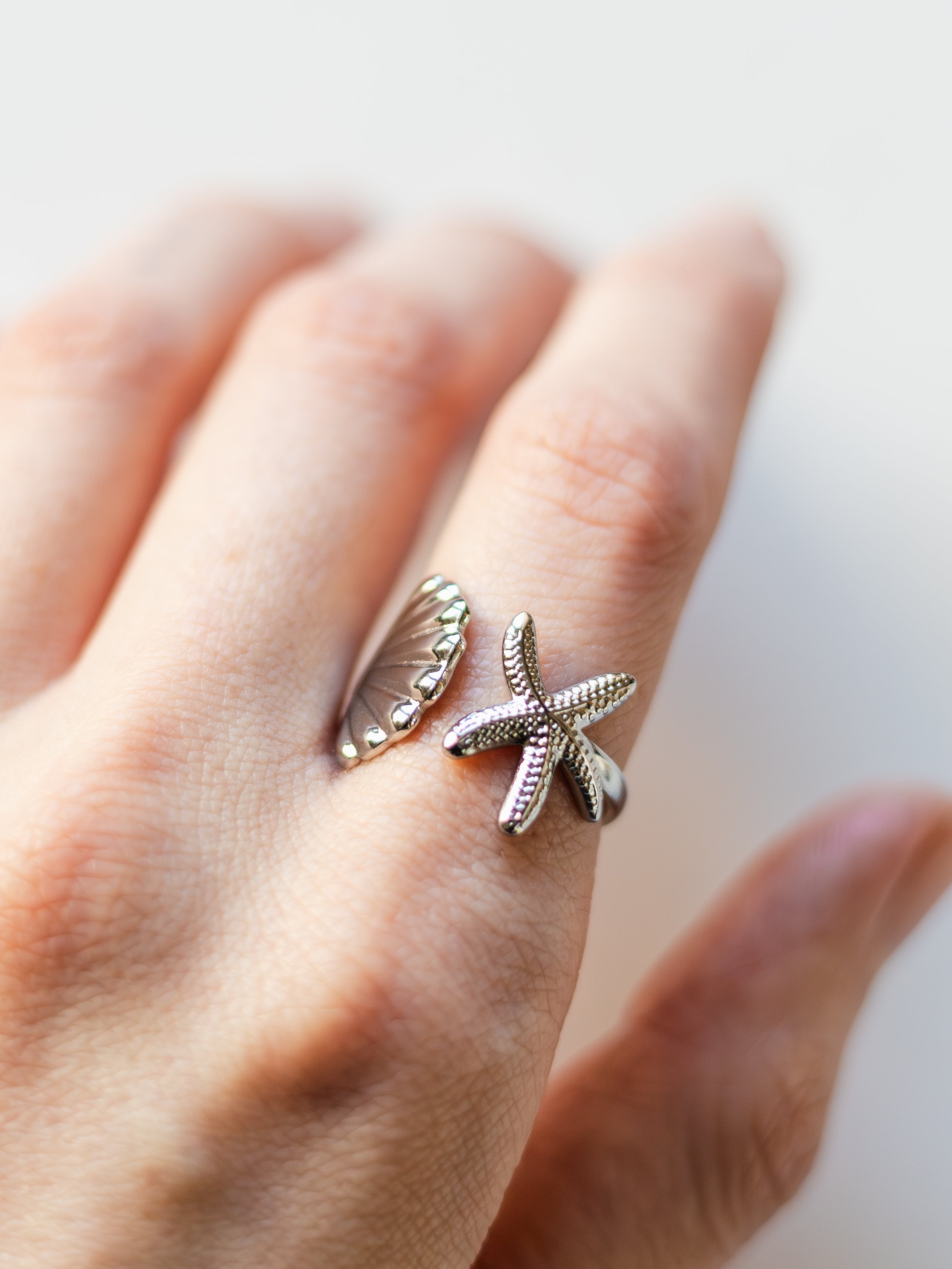 Obrotowy pierścień z księżycem i gwiazdami