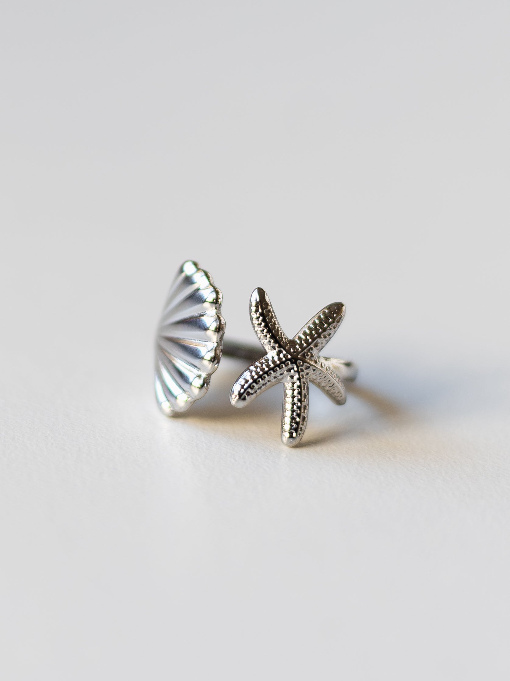 Obrotowy pierścień z księżycem i gwiazdami