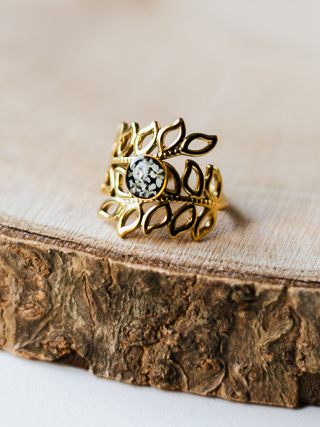 Ring with wild carrot - gold