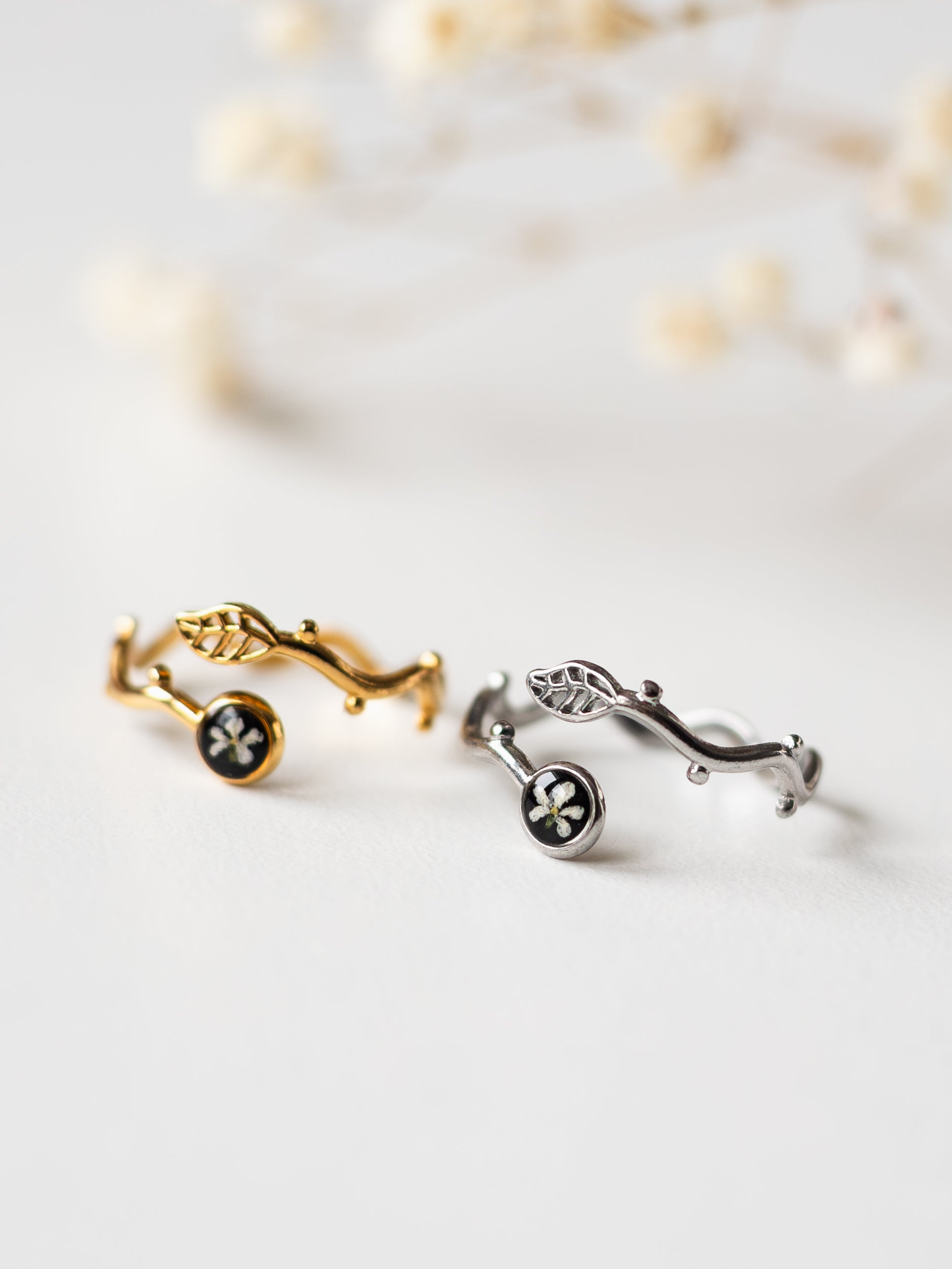 Dezenter Ring mit Ranke und echter Blüte | Handgemacht auf Usedom | Verstellbarer Ring | Ring mit Blattranke 