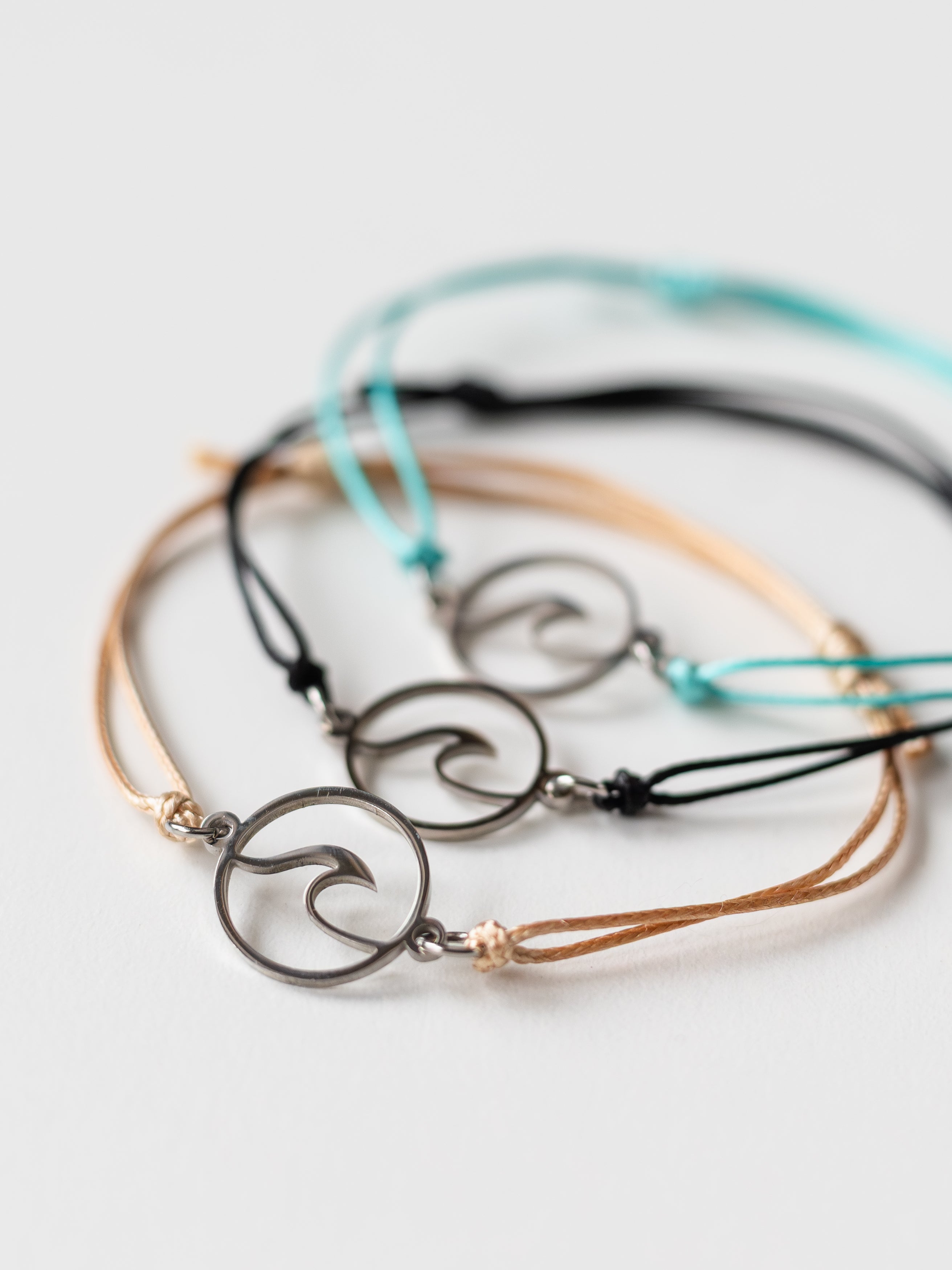 Verstellbares Armband mit Wellen-Anhänger | Usedom Schmuck | Ostsee Schmuck | Wellen Schmuck | Ostsee Armband