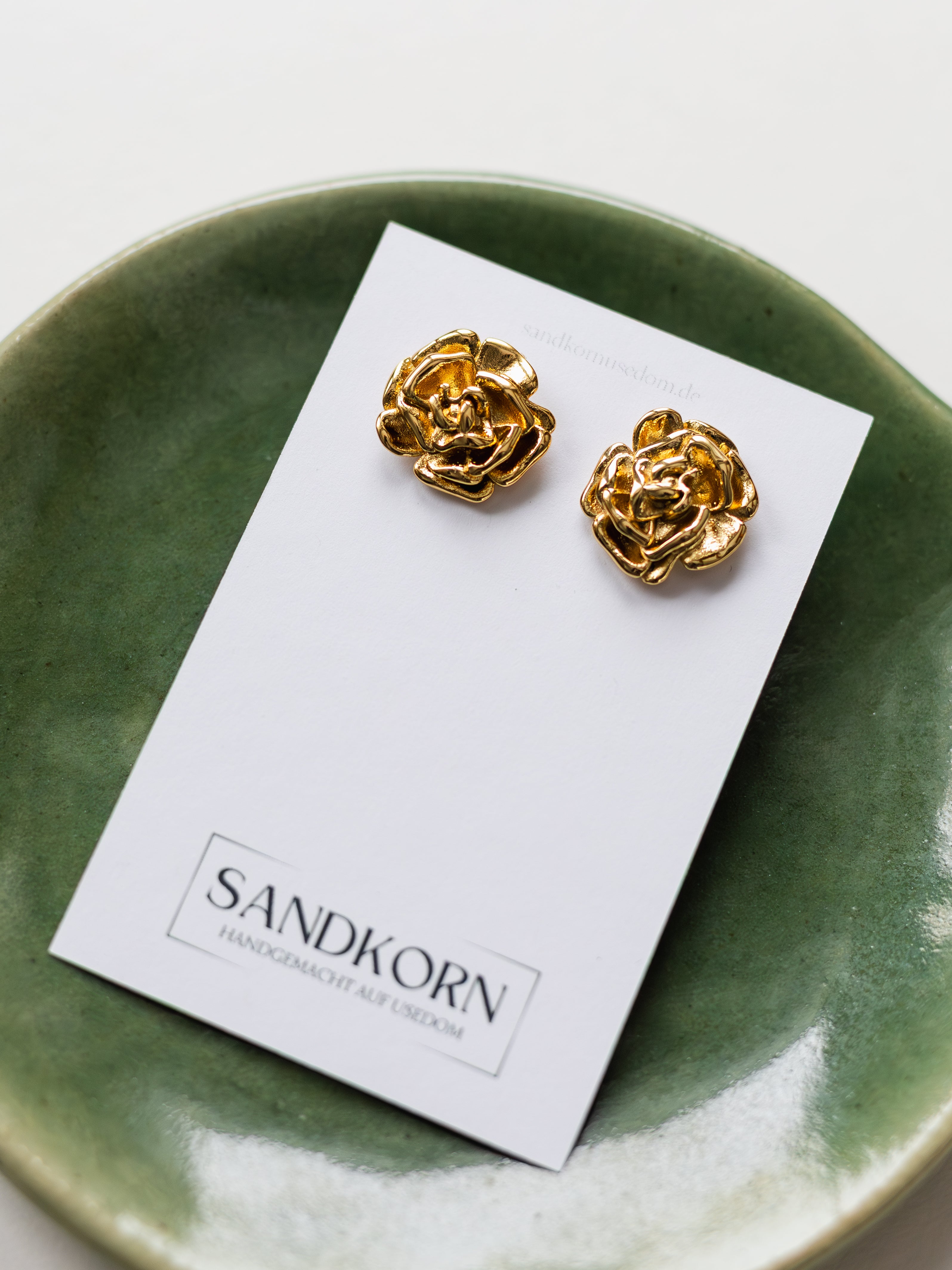 Earrings with pansies