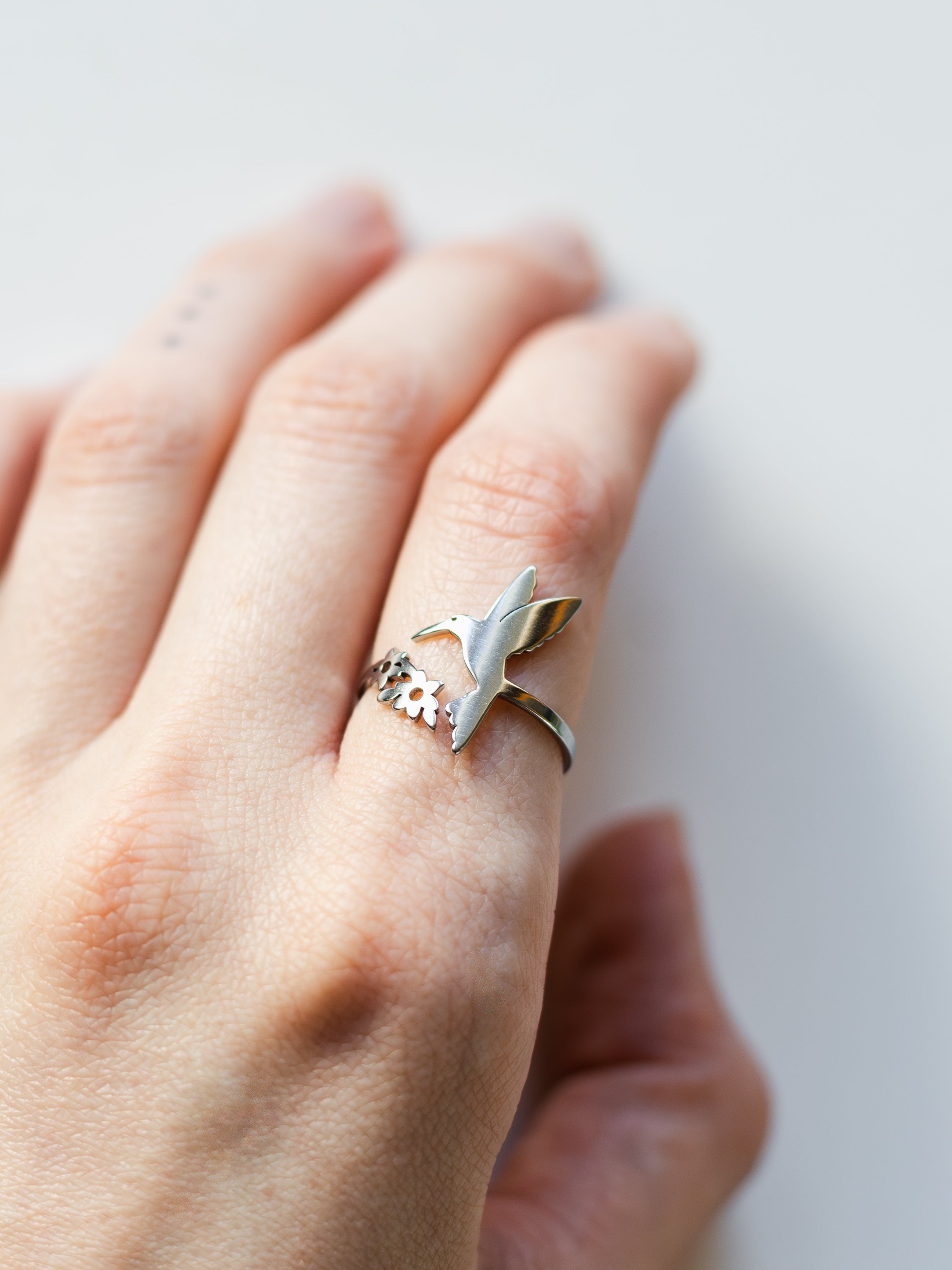 Ring mit Kolibri und Blumen