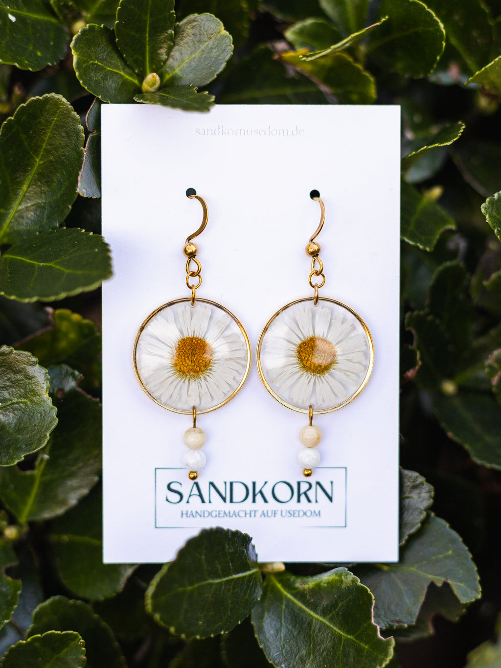 Ohrringe mit Gänseblümchen und Morganitperlen - SANDKORN Usedom 