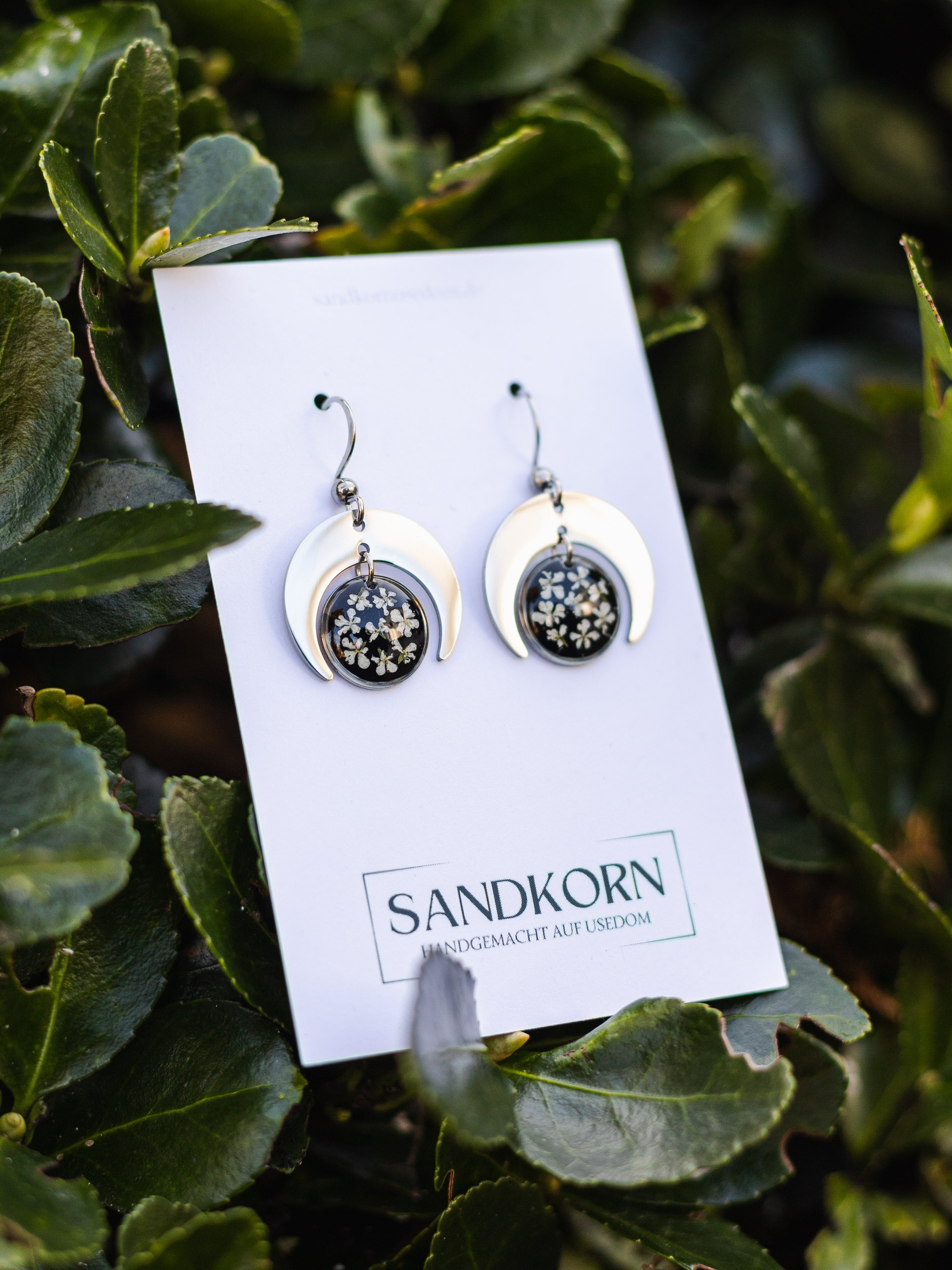 Ohrringe mit Mond und Wilder Möhre - SANDKORN Usedom 