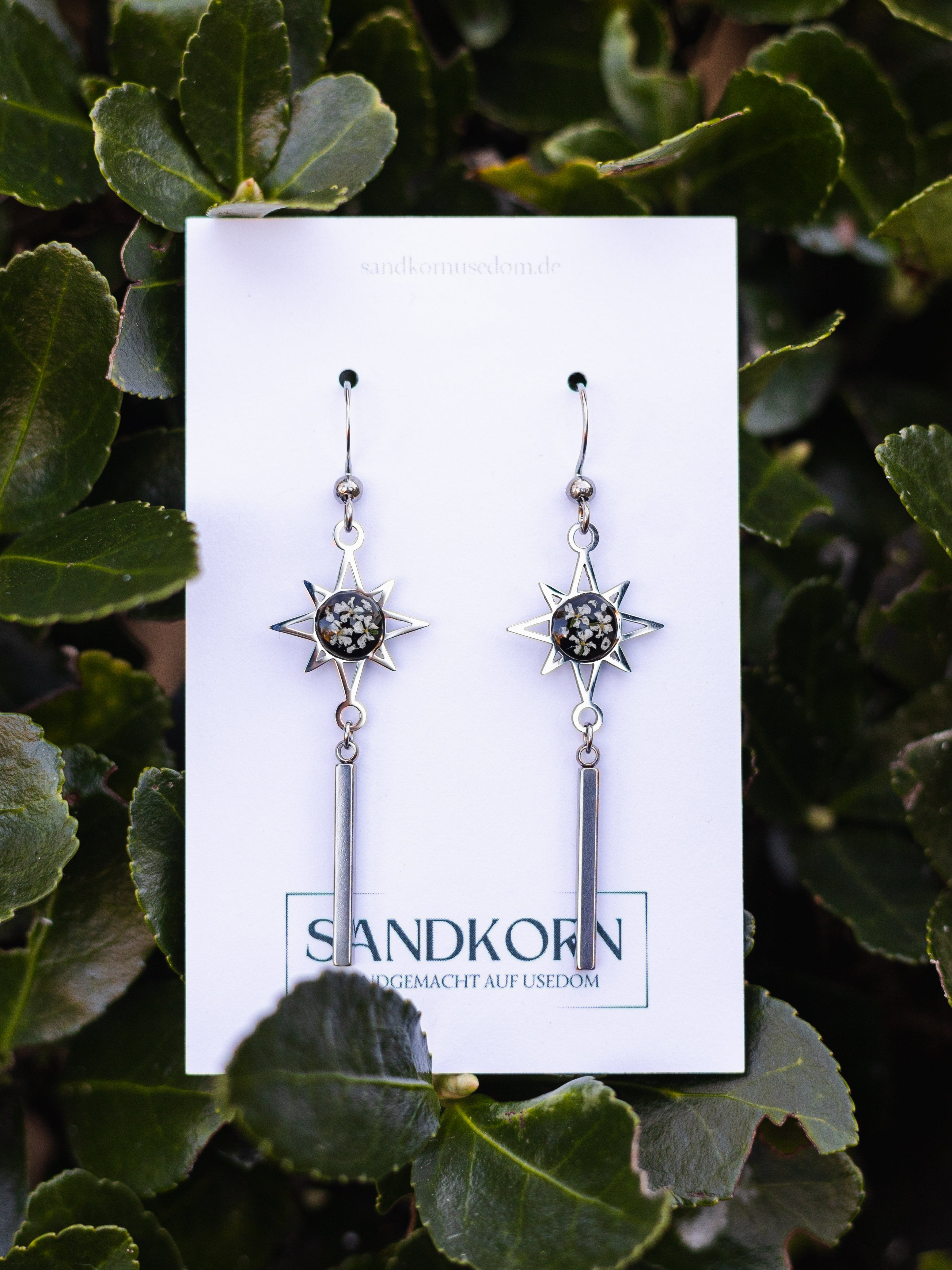 Ohrringe mit Sonne und echten Blüten - SANDKORN Usedom | Naturschmuck | Schmuck mit Blumen | Gothic Jewelry | Witchy Earrings | Nickelfreie Ohrringe | Allergiefreundlicher Schmuck