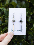 Ohrringe mit Sonne und echten Blüten - SANDKORN Usedom | Naturschmuck | Schmuck mit Blumen | Gothic Jewelry | Witchy Earrings | Nickelfreie Ohrringe | Allergiefreundlicher Schmuck