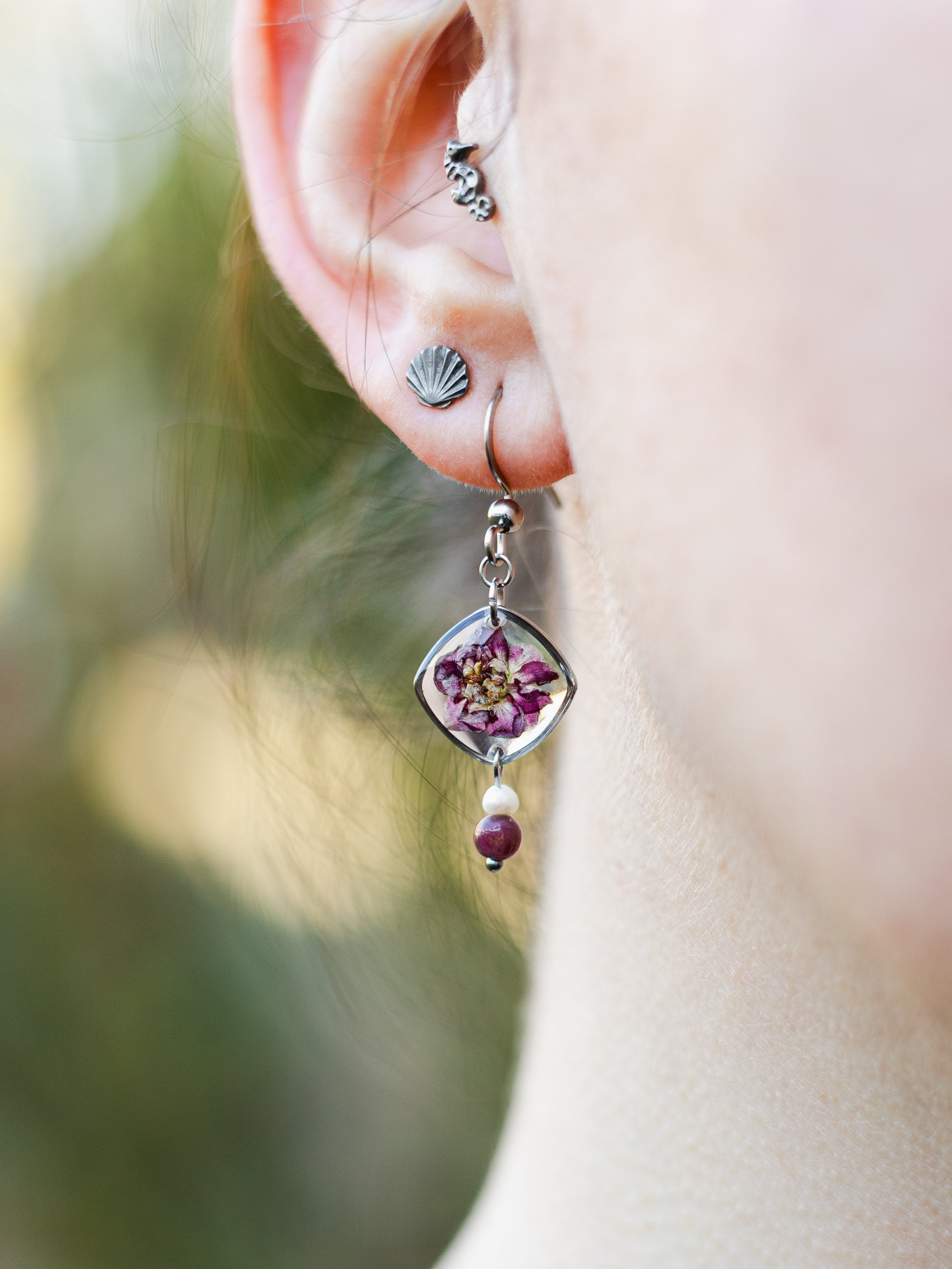 Ohrringe mit Rosen, Turmalinperlen und Süßwasserperlen