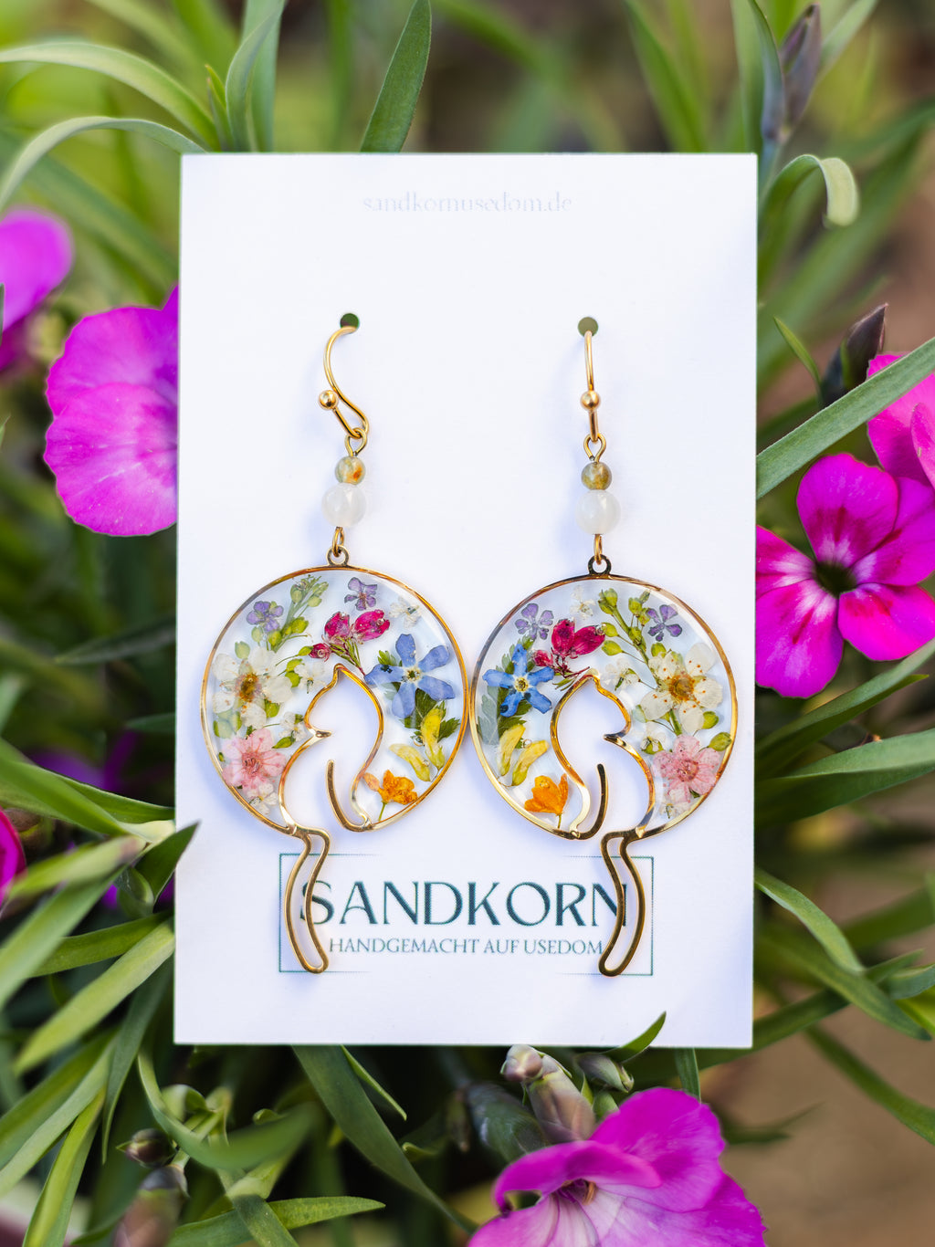 Ohrringe mit Katze im Garten und Edelsteinperlen | Naturschmuck | Ohrringe aus Epoxidharz | Nickelfreier Schmuck | Statement-Ohrringe | Usedom Schmuck