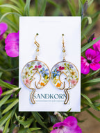 Ohrringe mit Katze im Garten und Edelsteinperlen | Naturschmuck | Ohrringe aus Epoxidharz | Nickelfreier Schmuck | Statement-Ohrringe | Usedom Schmuck