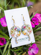 Ohrringe mit Katze im Garten und Edelsteinperlen | Naturschmuck | Ohrringe aus Epoxidharz | Nickelfreier Schmuck | Statement-Ohrringe | Usedom Schmuck