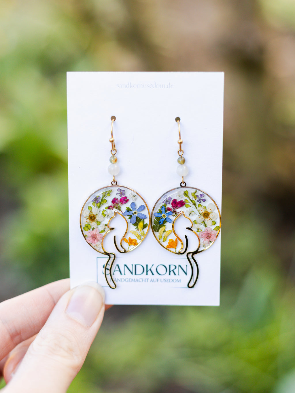 Ohrringe mit Katze im Garten und Edelsteinperlen | Naturschmuck | Ohrringe aus Epoxidharz | Nickelfreier Schmuck | Statement-Ohrringe | Usedom Schmuck