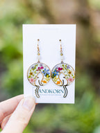 Ohrringe mit Katze im Garten und Edelsteinperlen | Naturschmuck | Ohrringe aus Epoxidharz | Nickelfreier Schmuck | Statement-Ohrringe | Usedom Schmuck