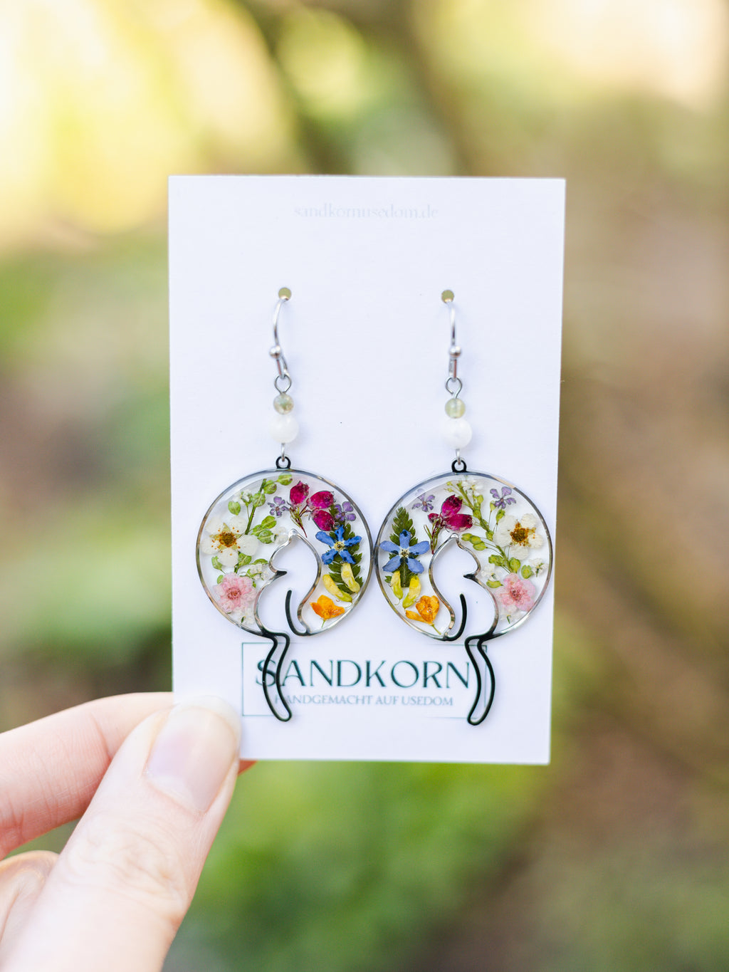 Ohrringe mit Katze im Garten und Edelsteinperlen | Naturschmuck | Ohrringe aus Epoxidharz | Nickelfreier Schmuck | Statement-Ohrringe | Usedom Schmuck