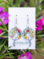 Ohrringe mit Katze im Garten und Edelsteinperlen | Naturschmuck | Ohrringe aus Epoxidharz | Nickelfreier Schmuck | Statement-Ohrringe | Usedom Schmuck