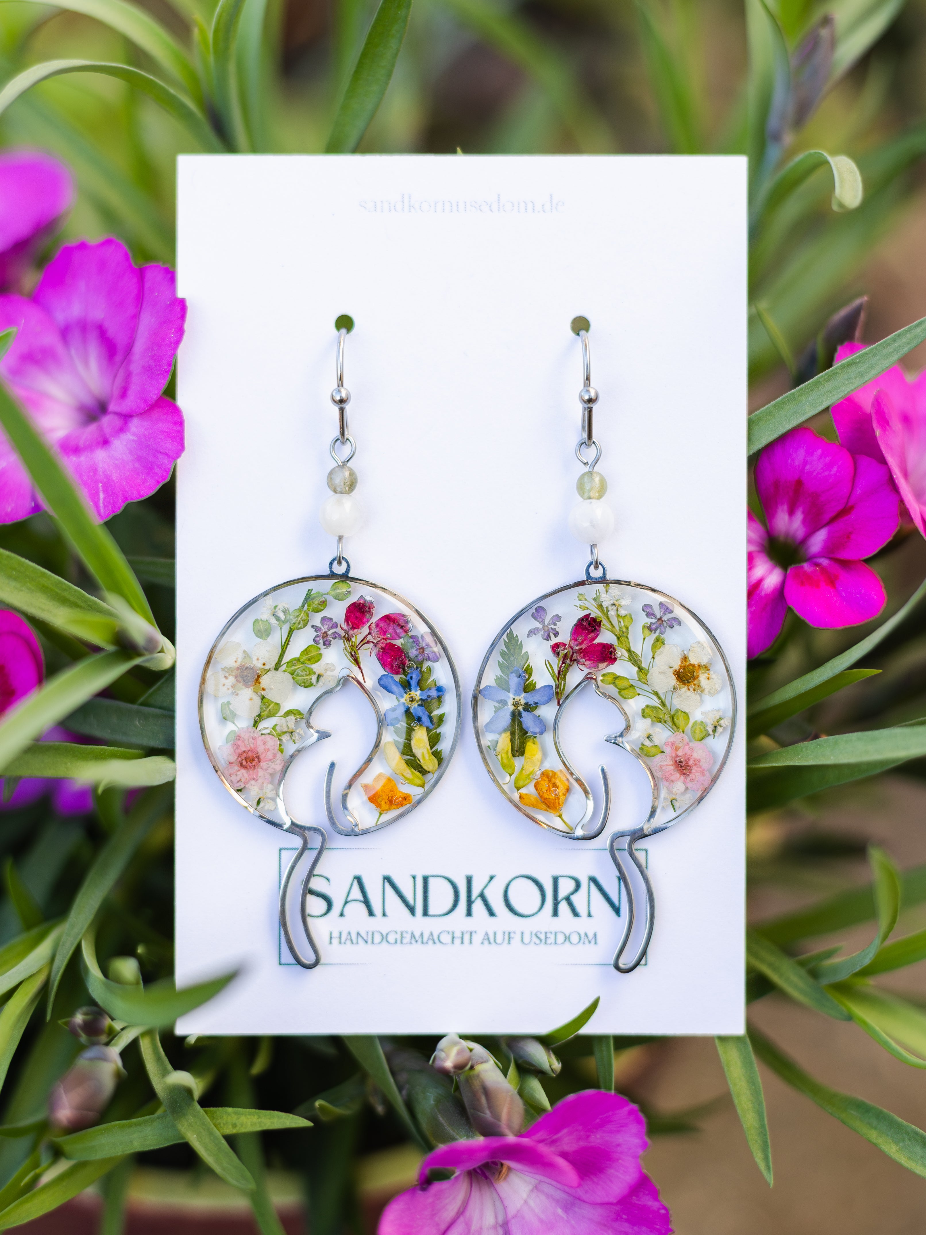 Ohrringe mit Katze im Garten und Edelsteinperlen | Naturschmuck | Ohrringe aus Epoxidharz | Nickelfreier Schmuck | Statement-Ohrringe | Usedom Schmuck