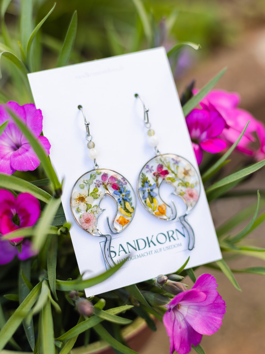 Ohrringe mit Katze im Garten und Edelsteinperlen | Naturschmuck | Ohrringe aus Epoxidharz | Nickelfreier Schmuck | Statement-Ohrringe | Usedom Schmuck