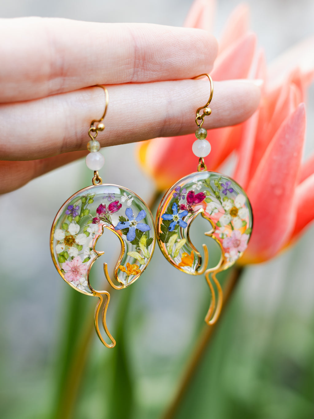 Ohrringe mit Katze im Garten und Edelsteinperlen | Naturschmuck | Ohrringe aus Epoxidharz | Nickelfreier Schmuck | Statement-Ohrringe | Usedom Schmuck