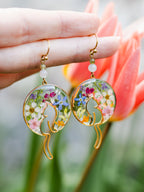 Ohrringe mit Katze im Garten und Edelsteinperlen | Naturschmuck | Ohrringe aus Epoxidharz | Nickelfreier Schmuck | Statement-Ohrringe | Usedom Schmuck