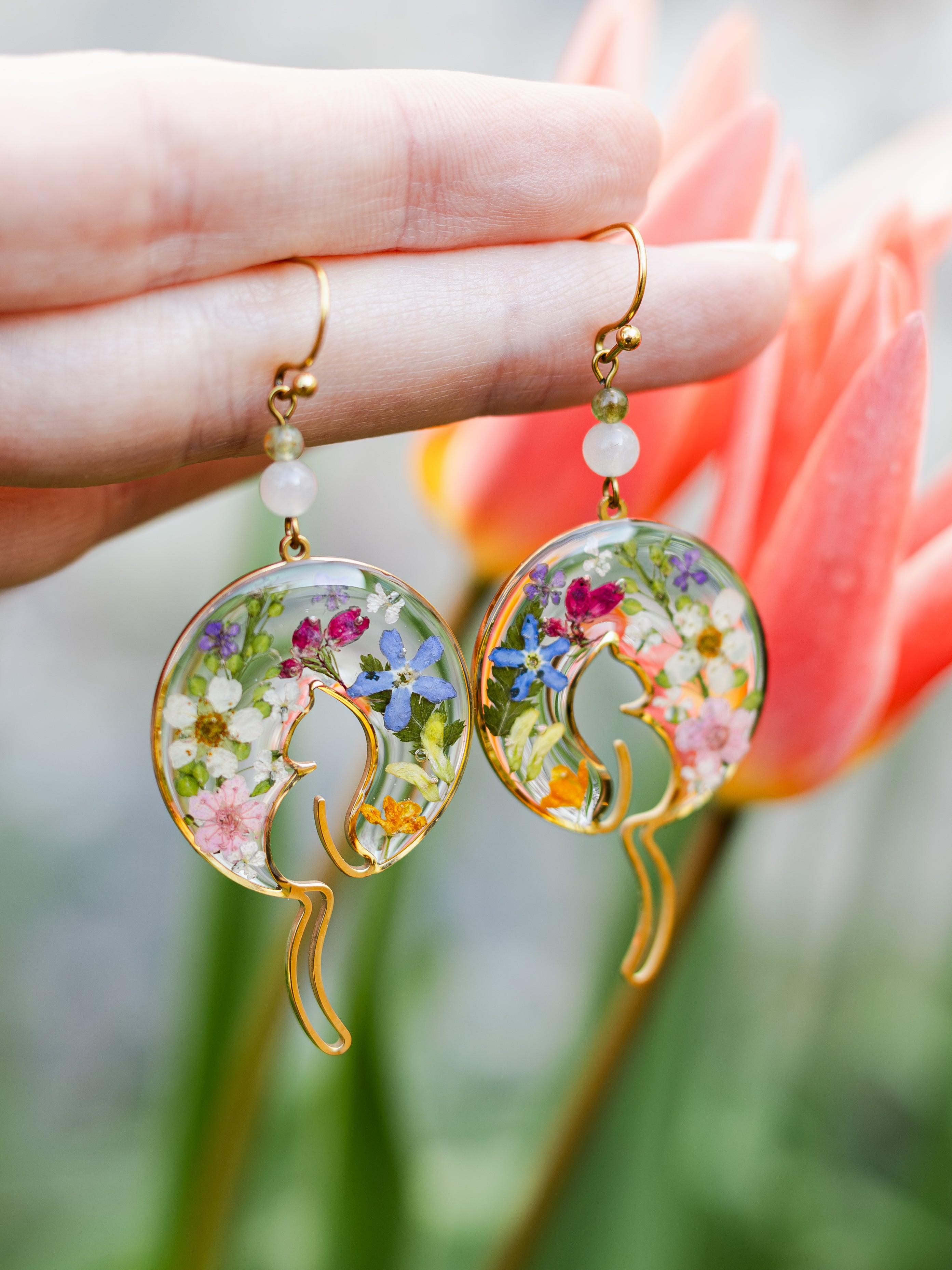 Ohrringe mit Katze im Garten und Edelsteinperlen | Naturschmuck | Ohrringe aus Epoxidharz | Nickelfreier Schmuck | Statement-Ohrringe | Usedom Schmuck