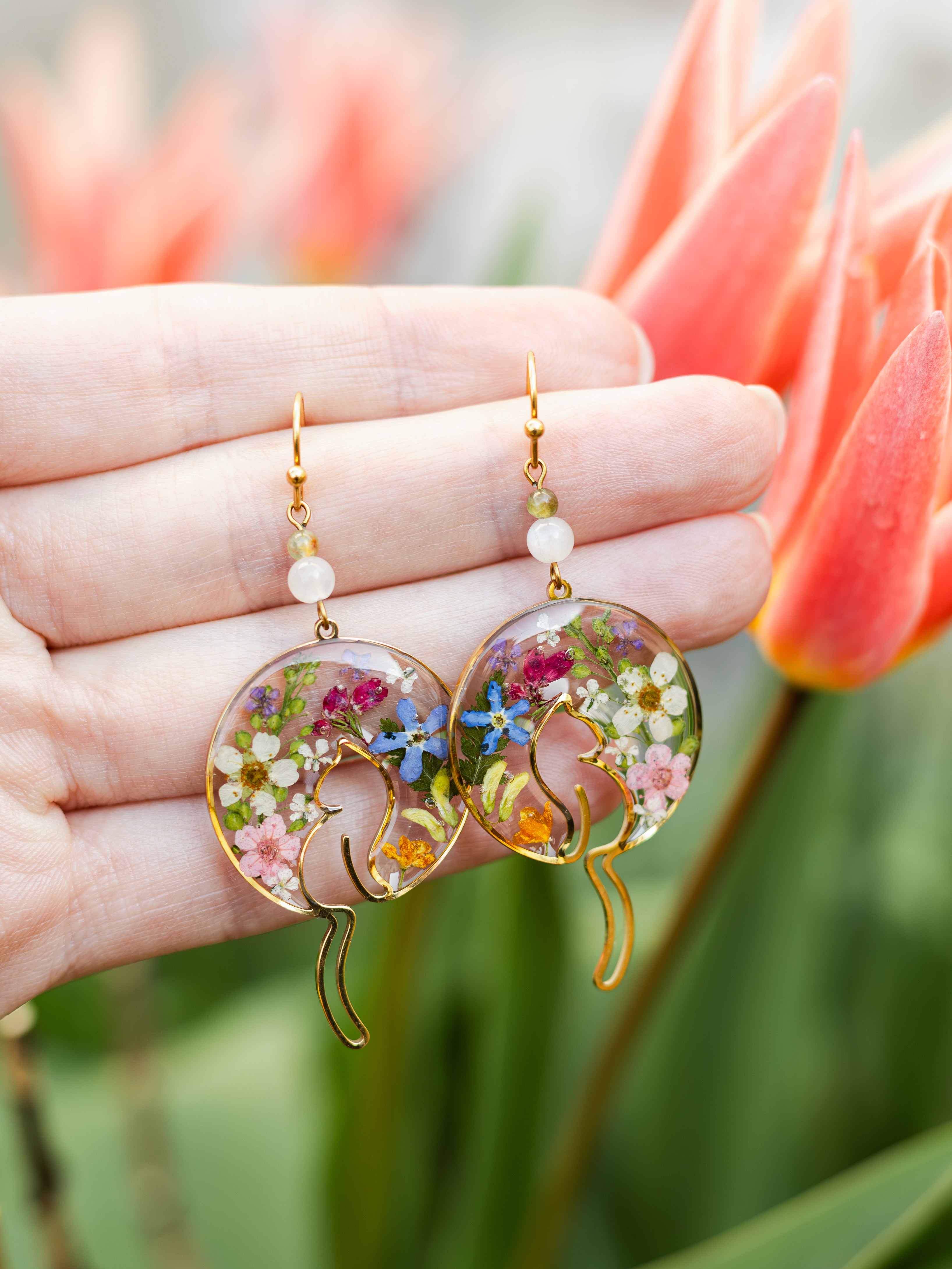 Ohrringe mit Katze im Garten und Edelsteinperlen | Naturschmuck | Ohrringe aus Epoxidharz | Nickelfreier Schmuck | Statement-Ohrringe | Usedom Schmuck