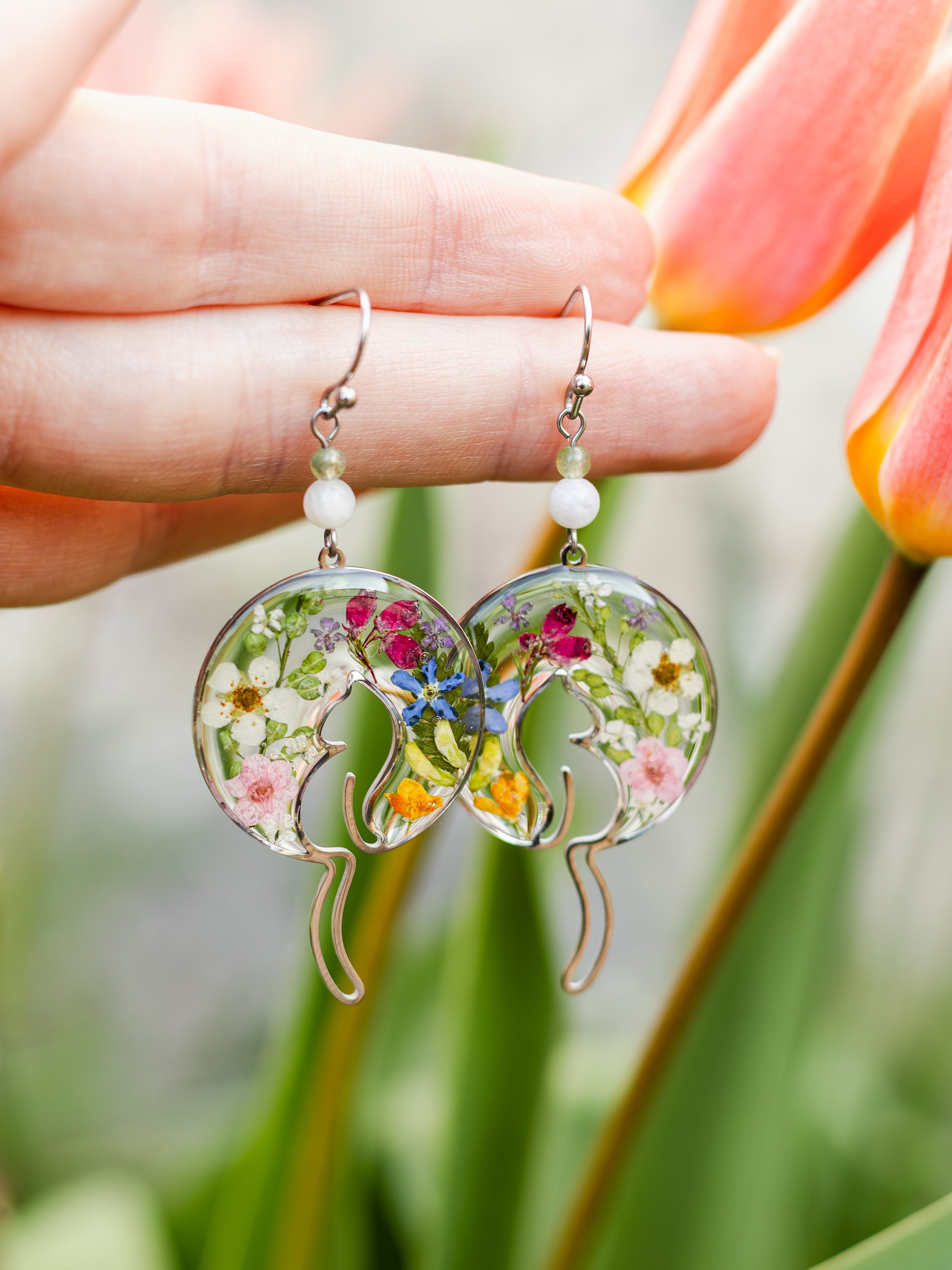 Ohrringe mit Katze im Garten und Edelsteinperlen | Naturschmuck | Ohrringe aus Epoxidharz | Nickelfreier Schmuck | Statement-Ohrringe | Usedom Schmuck