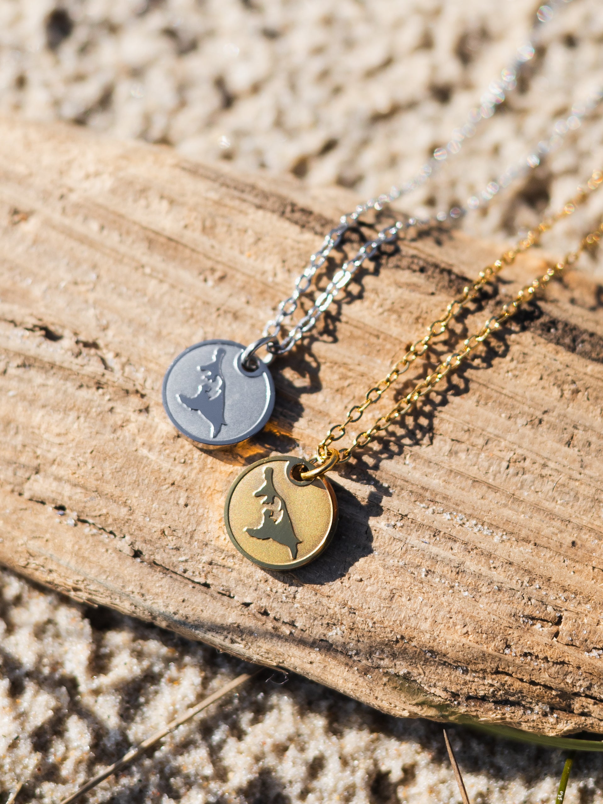 Dezente Halskette mit der Insel Usedom "Mini" | Usedom Schmuck | Heringsdorf Schmuck | Halskette Ostsee | Schmuck Ostsee | Souvenir Usedom | Sandkorn Usedom