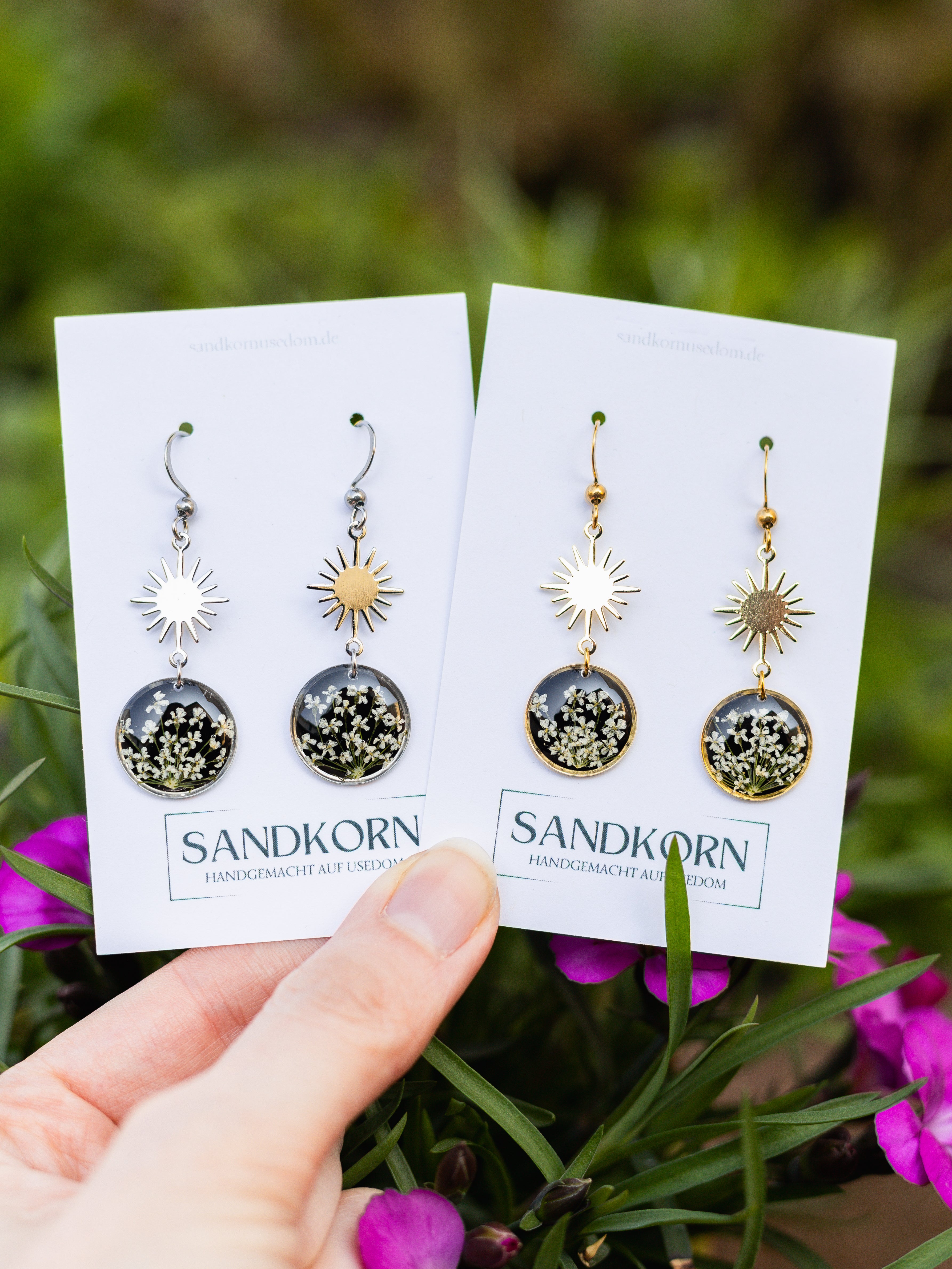 Ohrringe mit echten Blüten und Sonne - SANDKORN Usedom  | Chirurgenstahl Ohrringe | Nickelfreier Schmuck | Ohrringe mit Pflanzen | Schwarze Ohrringe