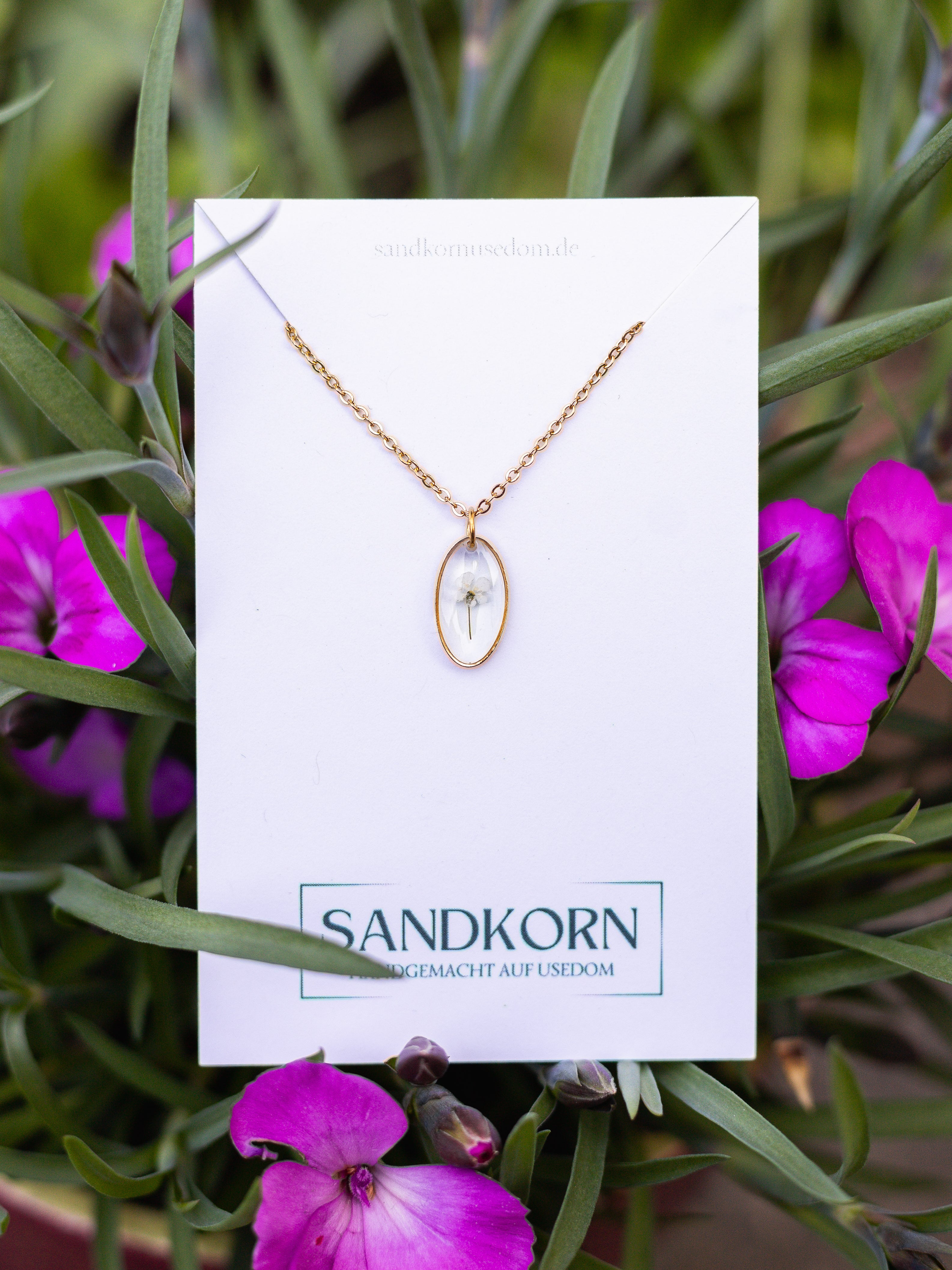 Dezente Halskette mit winziger Blüte | Naturschmuck von Usedom | Schmuck mit echten Pflanzen | Blumen Halskette | Usedom Schmuck | PVD Schmuck | Sandkorn Usedom