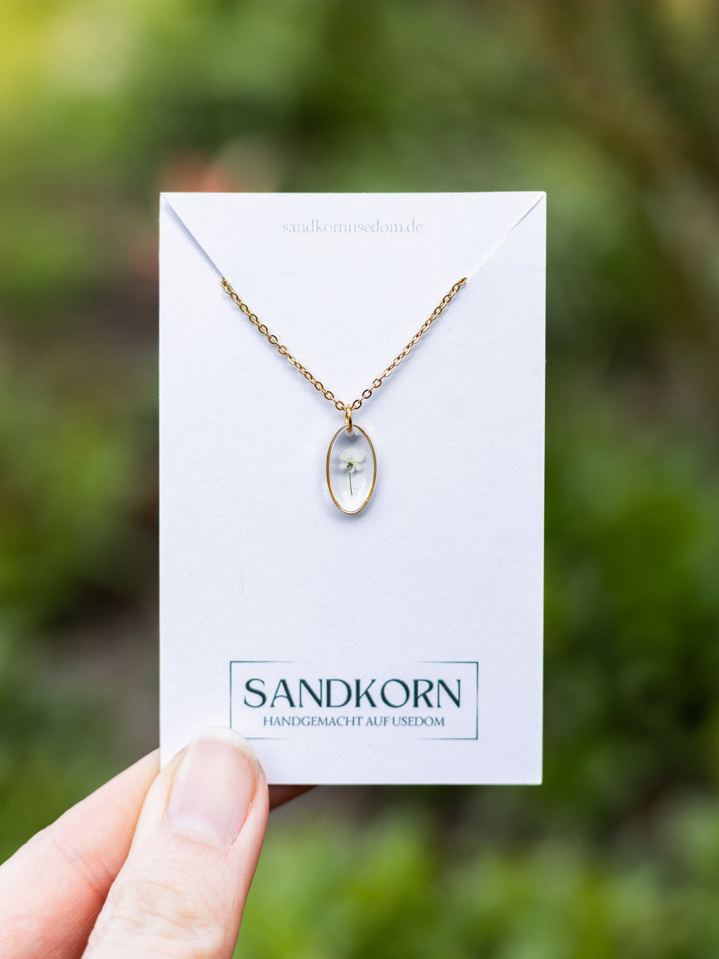 Dezente Halskette mit winziger Blüte | Naturschmuck von Usedom | Schmuck mit echten Pflanzen | Blumen Halskette | Usedom Schmuck | PVD Schmuck | Sandkorn Usedom